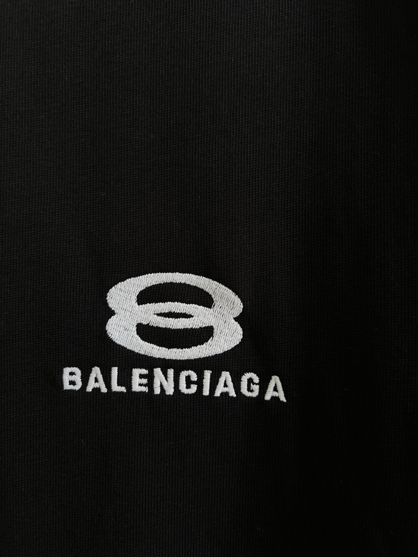 

Balenciaga巴黎世家 双环字母绣花圆领短袖T恤 采用纯棉柔软面料，袖子拼接5条织带，纯棉织带