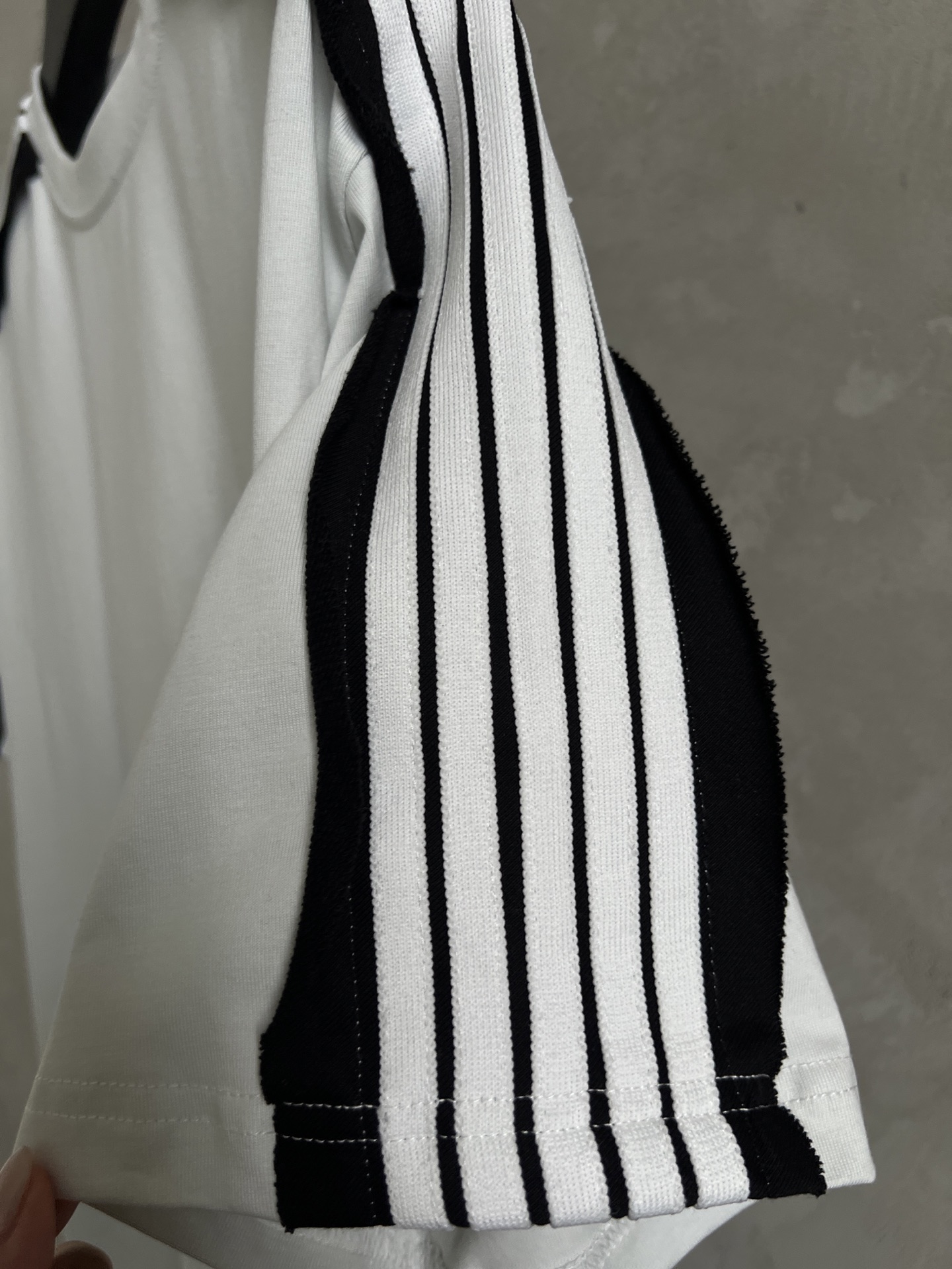 

Balenciaga巴黎世家 双环字母绣花圆领短袖T恤 采用纯棉柔软面料，袖子拼接5条织带，纯棉织带