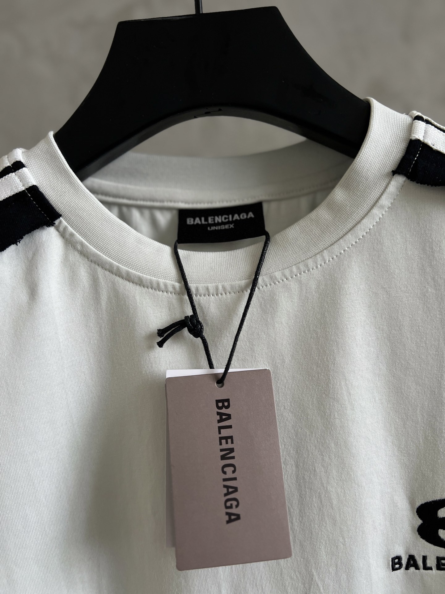 

Balenciaga巴黎世家 双环字母绣花圆领短袖T恤 采用纯棉柔软面料，袖子拼接5条织带，纯棉织带