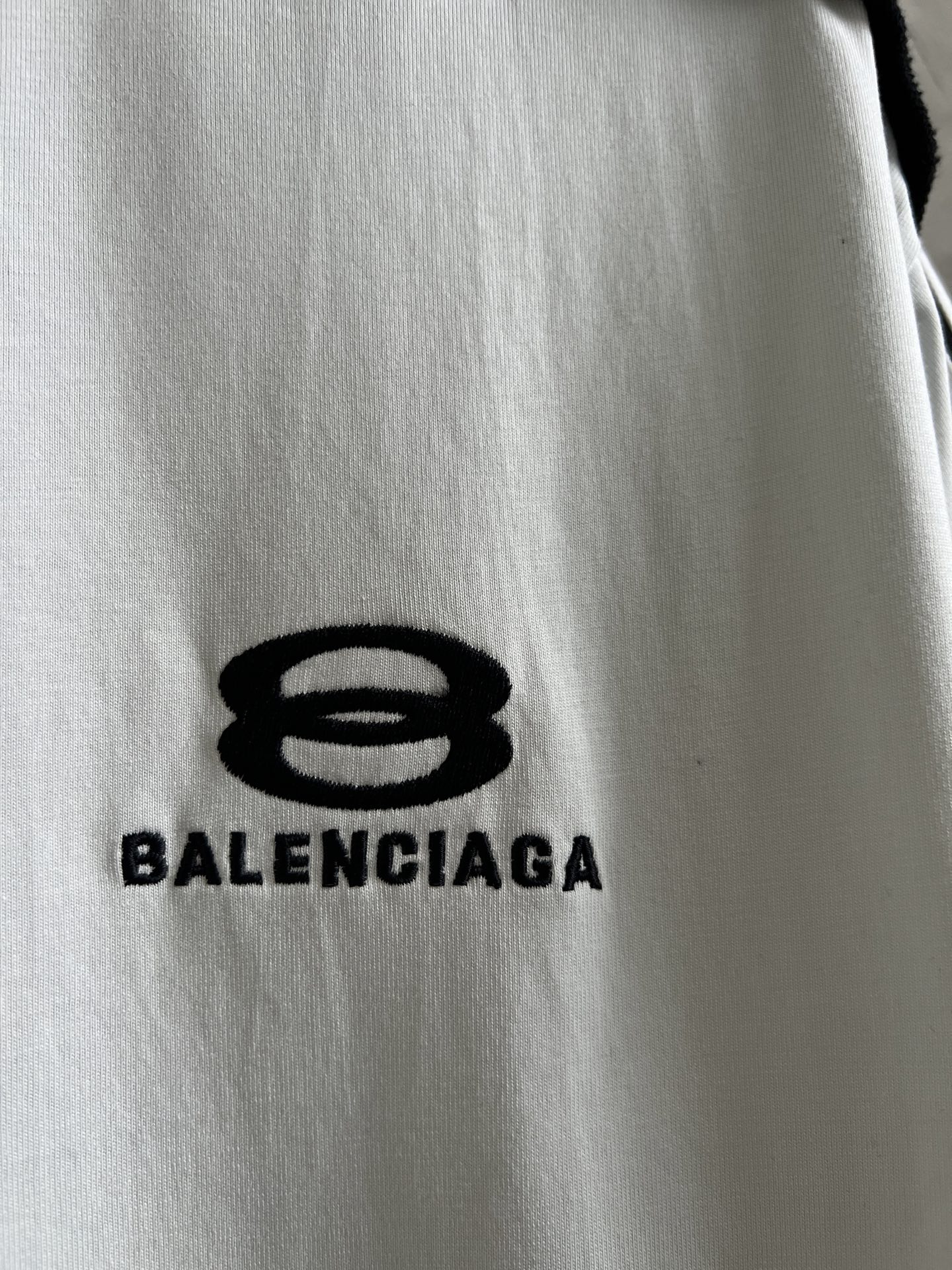 

Balenciaga巴黎世家 双环字母绣花圆领短袖T恤 采用纯棉柔软面料，袖子拼接5条织带，纯棉织带