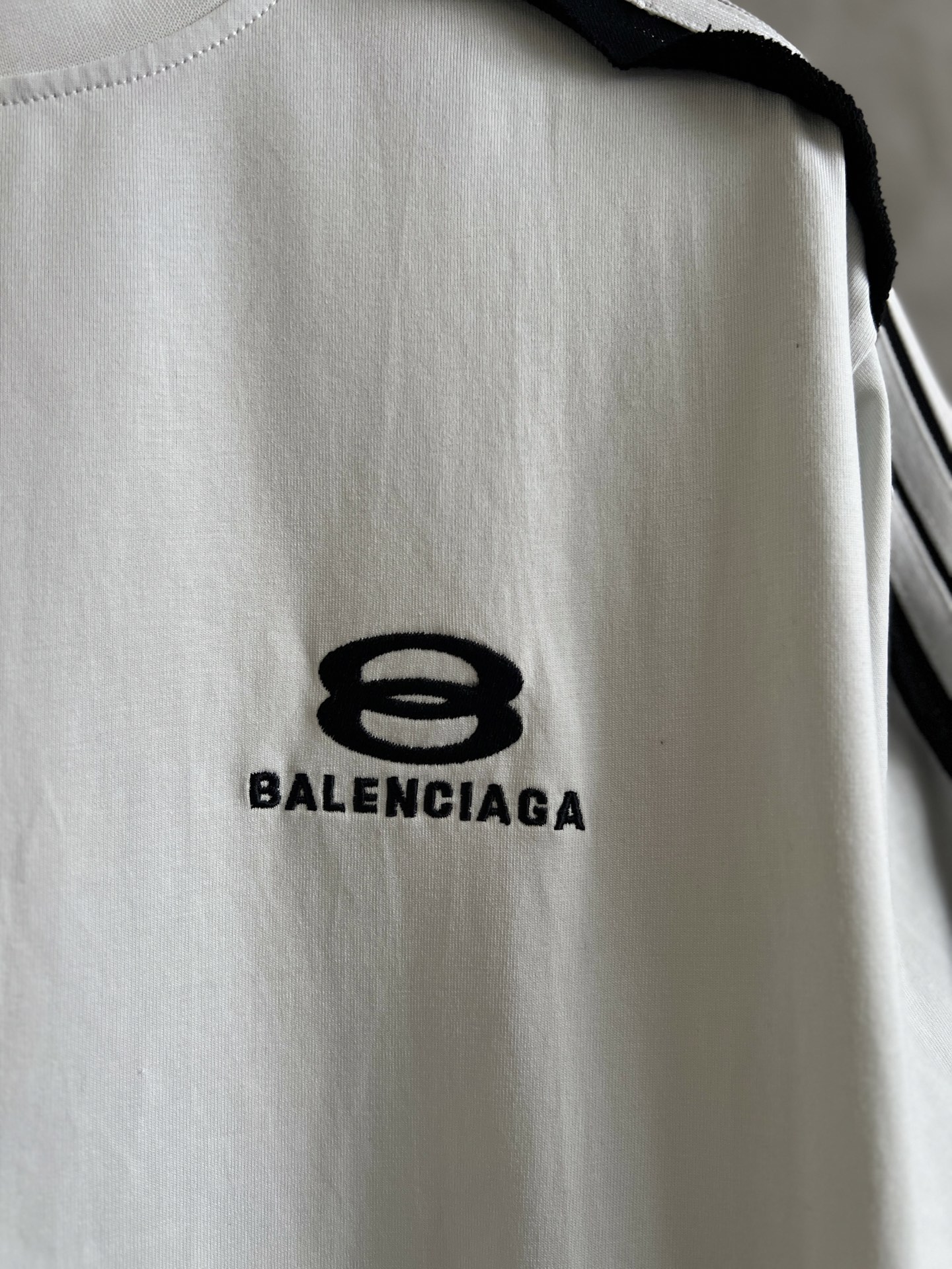 

Balenciaga巴黎世家 双环字母绣花圆领短袖T恤 采用纯棉柔软面料，袖子拼接5条织带，纯棉织带