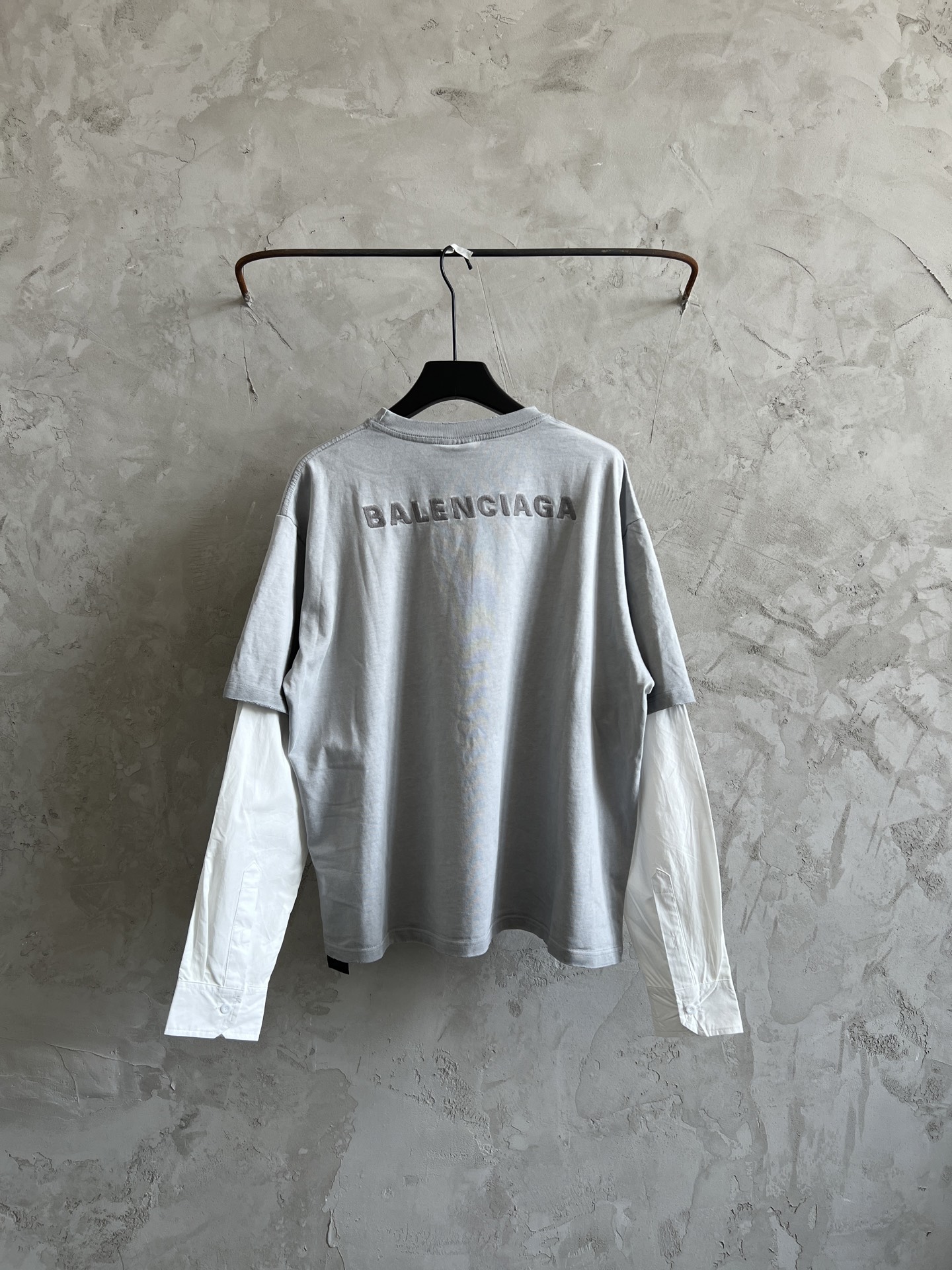 P120

Balenciaga新款巴黎世家最高版本假两件衬衫套短袖版长袖最新款重工洗水做旧割破面料32支双纱320克短袖面料拼接衬衫布160克面料秋冬新款两件套长袖T恤这款拼接层次T恤衬衫，搭配拼色牛仔裤，更添加前卫风格，给这个秋季增添时尚前卫的穿搭 宽松版型 男女同款
尺码 ：1码 2码 3码 4码
