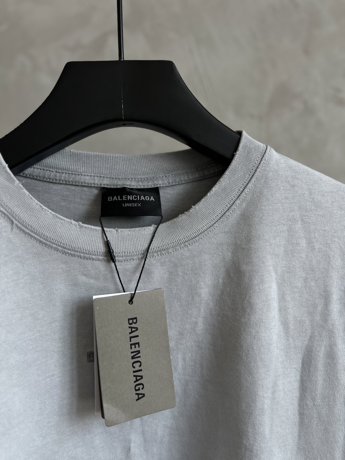 P120

Balenciaga新款巴黎世家最高版本假两件衬衫套短袖版长袖最新款重工洗水做旧割破面料32支双纱320克短袖面料拼接衬衫布160克面料秋冬新款两件套长袖T恤这款拼接层次T恤衬衫，搭配拼色牛仔裤，更添加前卫风格，给这个秋季增添时尚前卫的穿搭 宽松版型 男女同款
尺码 ：1码 2码 3码 4码
