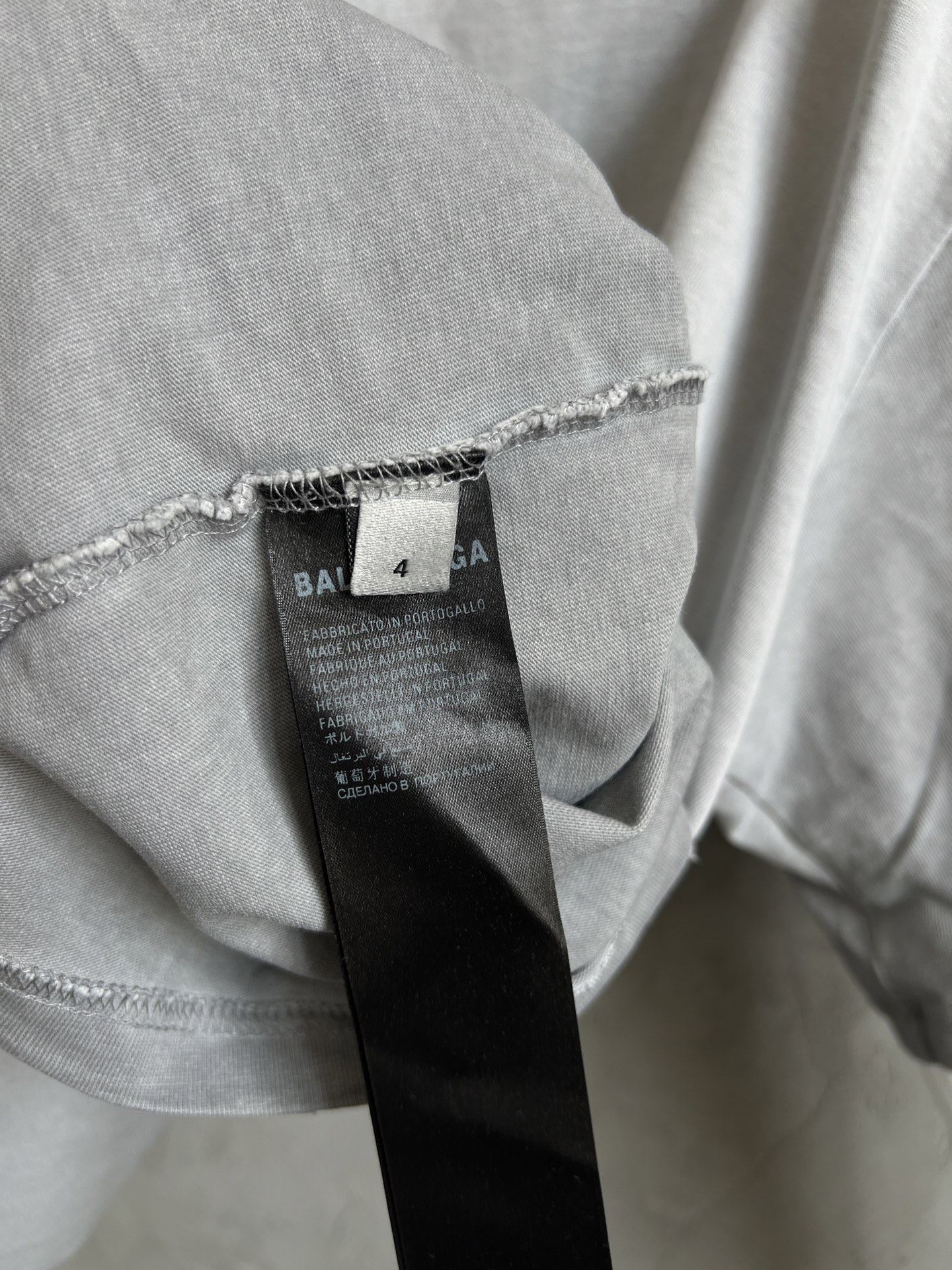 P120

Balenciaga新款巴黎世家最高版本假两件衬衫套短袖版长袖最新款重工洗水做旧割破面料32支双纱320克短袖面料拼接衬衫布160克面料秋冬新款两件套长袖T恤这款拼接层次T恤衬衫，搭配拼色牛仔裤，更添加前卫风格，给这个秋季增添时尚前卫的穿搭 宽松版型 男女同款
尺码 ：1码 2码 3码 4码
