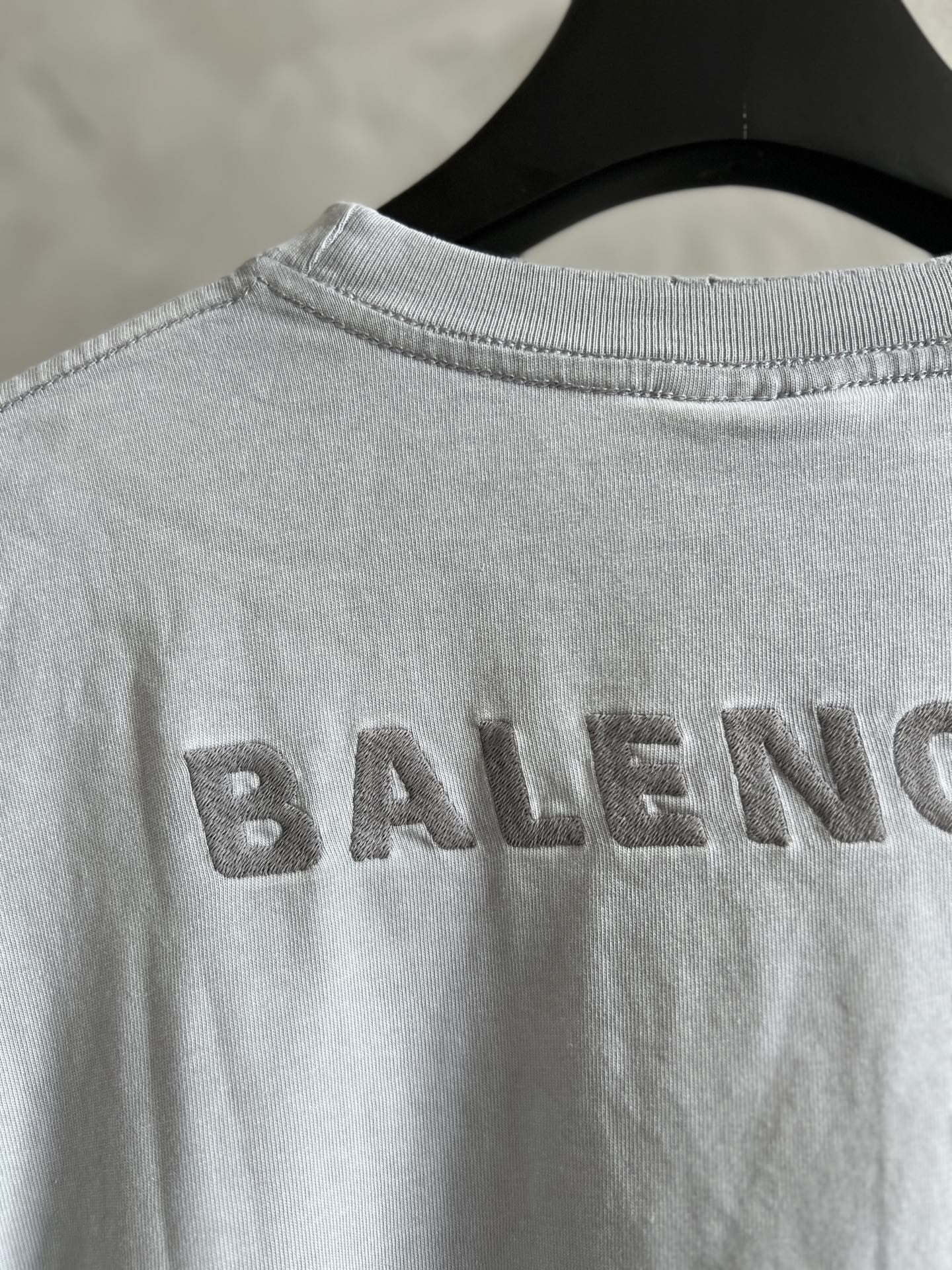 P120

Balenciaga新款巴黎世家最高版本假两件衬衫套短袖版长袖最新款重工洗水做旧割破面料32支双纱320克短袖面料拼接衬衫布160克面料秋冬新款两件套长袖T恤这款拼接层次T恤衬衫，搭配拼色牛仔裤，更添加前卫风格，给这个秋季增添时尚前卫的穿搭 宽松版型 男女同款
尺码 ：1码 2码 3码 4码
