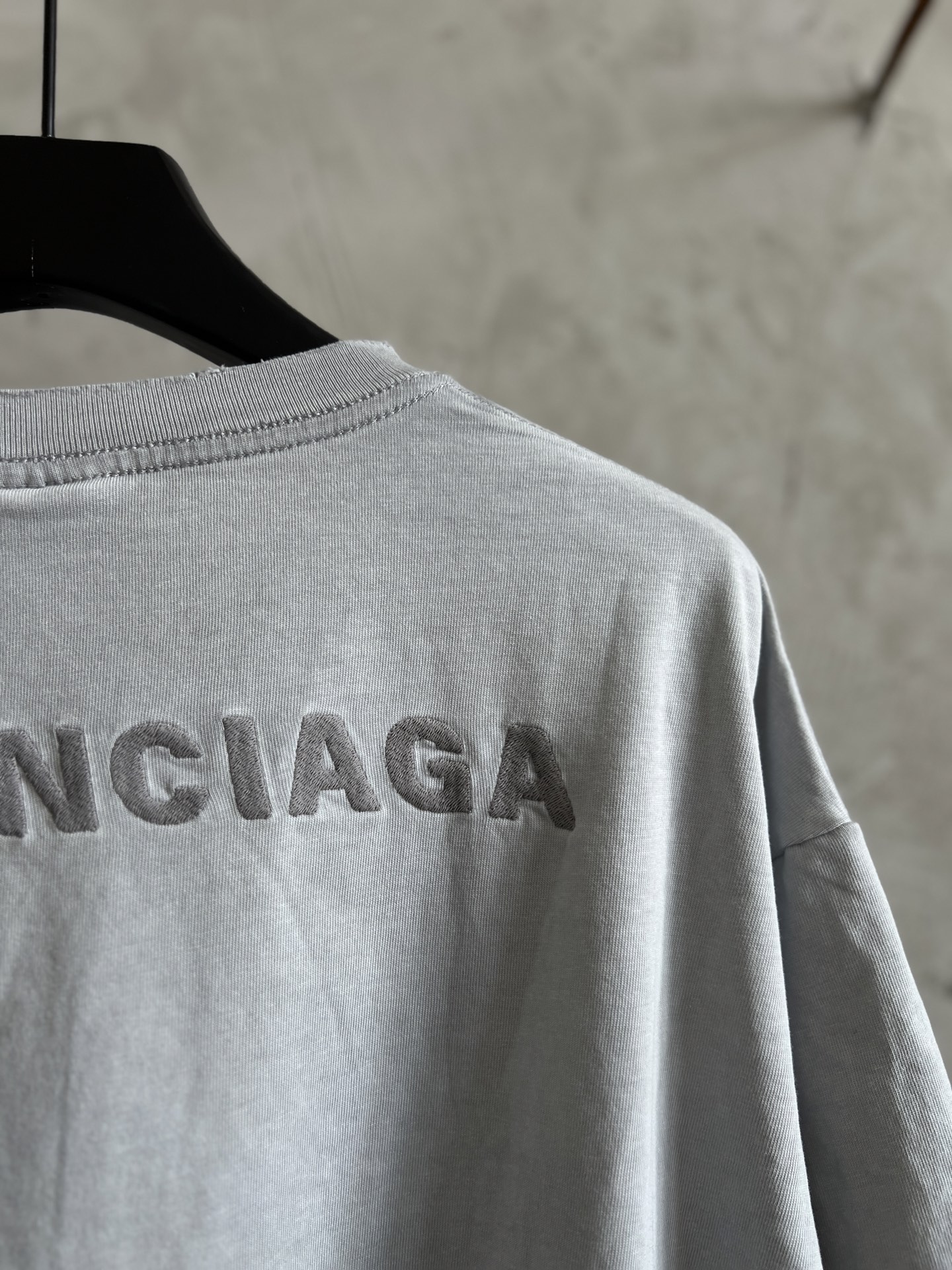 P120

Balenciaga新款巴黎世家最高版本假两件衬衫套短袖版长袖最新款重工洗水做旧割破面料32支双纱320克短袖面料拼接衬衫布160克面料秋冬新款两件套长袖T恤这款拼接层次T恤衬衫，搭配拼色牛仔裤，更添加前卫风格，给这个秋季增添时尚前卫的穿搭 宽松版型 男女同款
尺码 ：1码 2码 3码 4码

