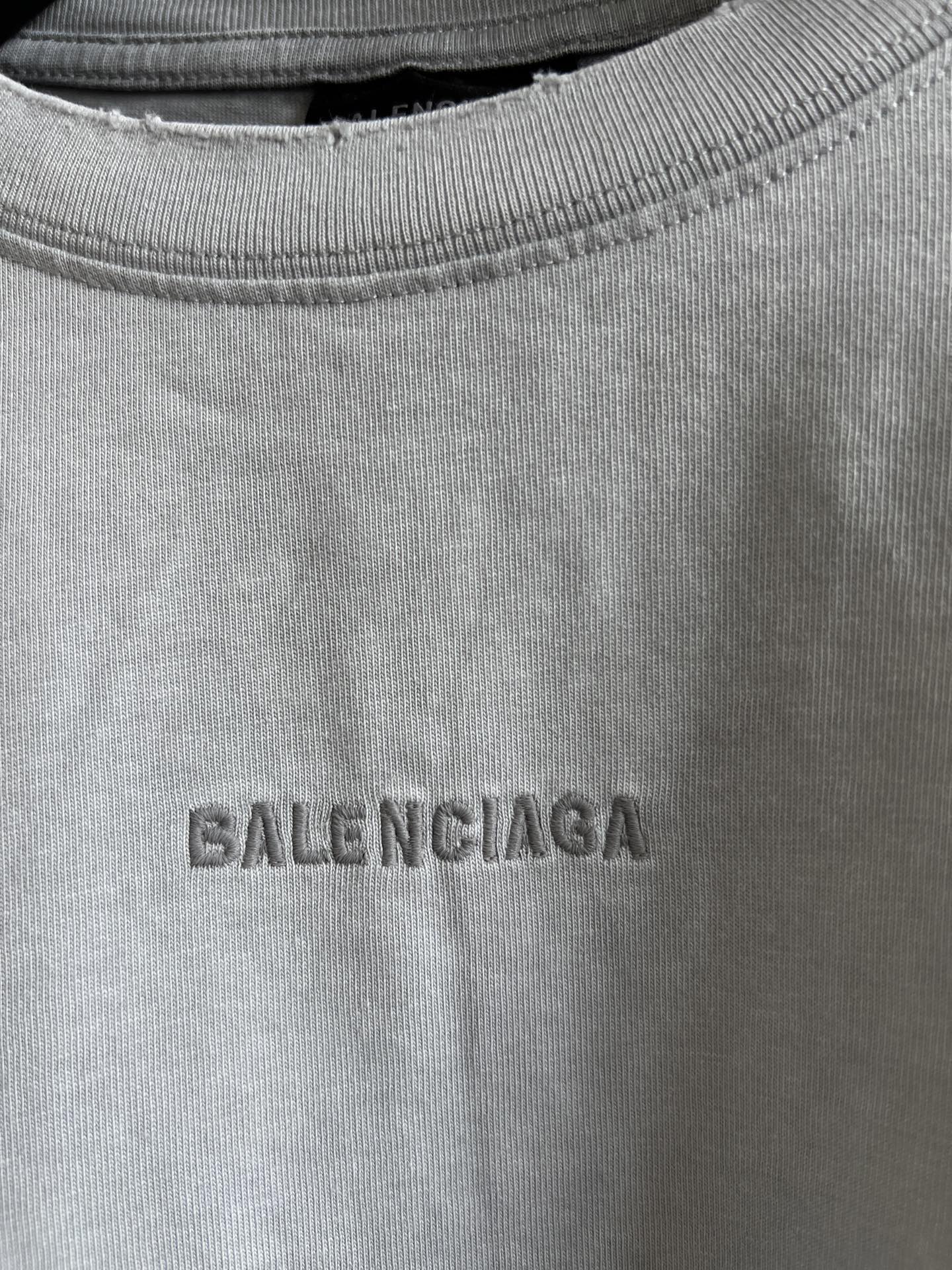 P120

Balenciaga新款巴黎世家最高版本假两件衬衫套短袖版长袖最新款重工洗水做旧割破面料32支双纱320克短袖面料拼接衬衫布160克面料秋冬新款两件套长袖T恤这款拼接层次T恤衬衫，搭配拼色牛仔裤，更添加前卫风格，给这个秋季增添时尚前卫的穿搭 宽松版型 男女同款
尺码 ：1码 2码 3码 4码
