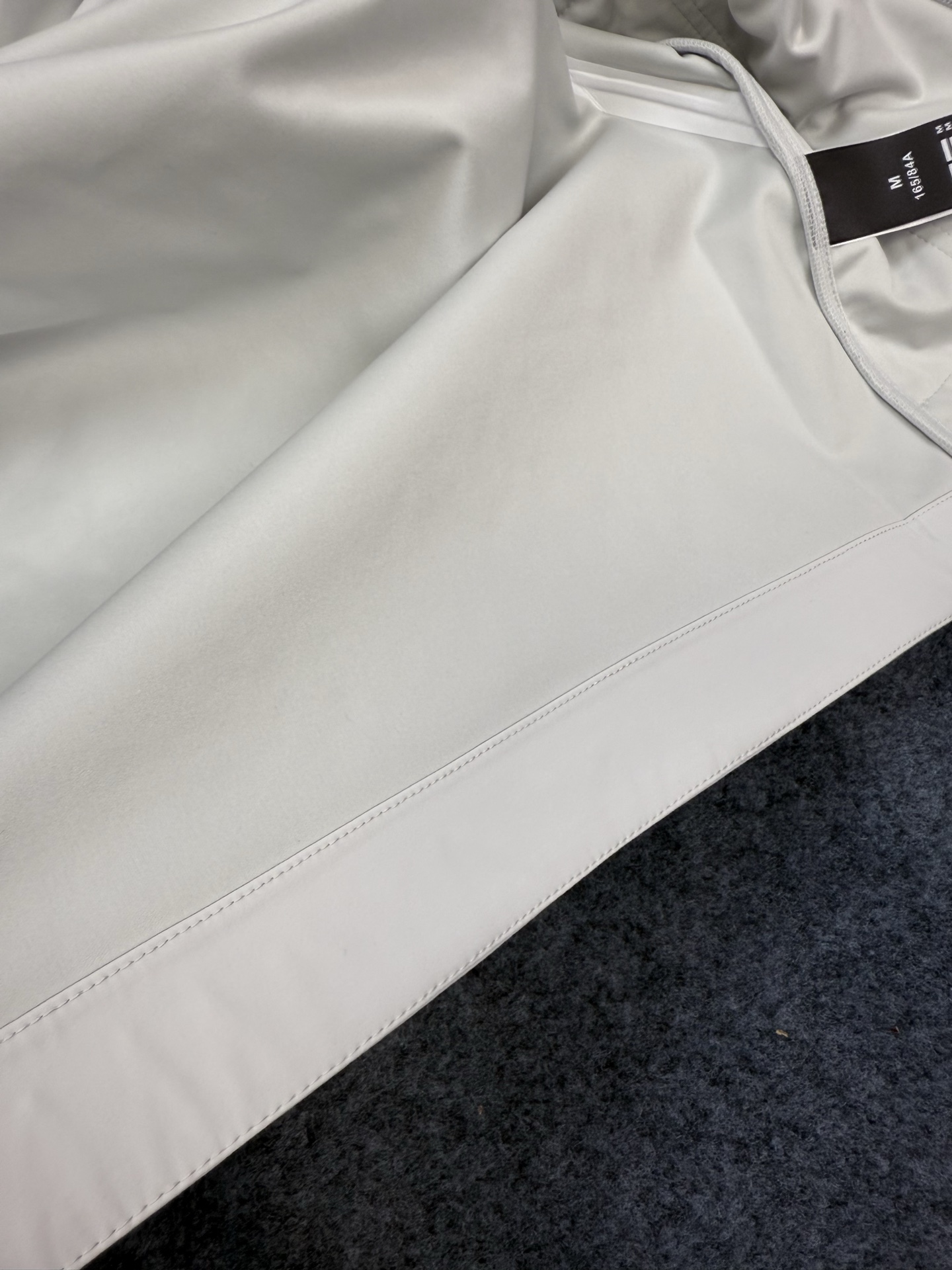 高标准选精品✨通版多擦亮👀,🐮货冲冲冲 供💰325
迪桑特冲锋衣软壳官网专柜经典软壳系列
DESCENTE迪桑特官网经典软壳户外通勤冲锋衣外套
每个登山徒步者的心中,都有一座高山去征服。但并不是每个人都有机会去挑战他们,毕竟,除了险A9960峰,我们最经常面对的还是早高峰和晚高峰...日常工作之余 的FUSEFORM科技、DRYVENT面料的新款冲锋衣。如果说雪山探险所需的冲锋衣是一件秘银重甲的话,那这一件,可算的上是轻型铠甲了。衣体采用亚洲剪裁方式
据说这面料是可以有一定保存人身体体温和隔热功能!
做工方面也是相当复杂,绝非一般小工厂可以完成,
王者面料 防水效果非常非常的不错
防刮 防污 防水!!
强大的精髓 在于这款软壳单冲的功能性!!
就是这么的牛!!
颜色:黑色 浅灰色
尺码 :L-3XL
身高 体重 胸围
L 160-165 100-120 55.5
XL 165-170 120-140 57.5
2XL 170-175 140-160 59.5
3XL 175-180 160-180 61.5