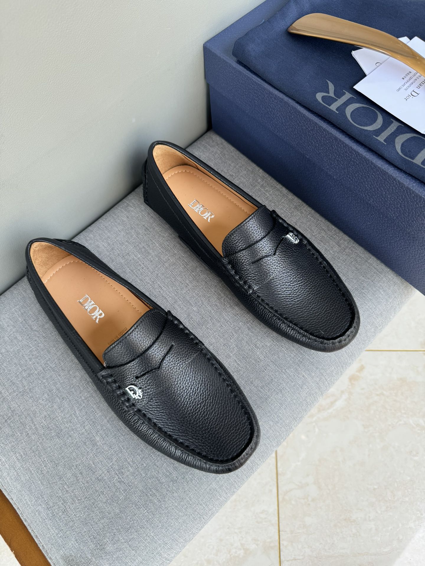 NO:830654,Batch[strong][strong][strong] Original order quality counter new Dior Dior handmade men's driving shoes, beanie shoes, slip-on shoes, lazy shoes, exquisite hand-stitching, workmanship details comparable to counters, original rubber outsole, pebbled cowhide imported from Italy, water-dyed cowhide lining, sweat-absorbent and deodorant, black cowhide, blue pebbled cowhide, black pebbled cowhide, black open edge beads  39-44 large quantity in stock (38,45 custom-made and non-refundable),, dior, dior, cowhide19860909批[强][强][强]原单品质 专柜新款 dior迪奥纯手工开车男鞋 豆豆鞋 套脚鞋 懒人鞋 ,精致手工缝线 做工细节堪比专柜 原版橡胶大底 意大利进口荔纹牛皮 水染牛皮里 吸汗防臭 黑色牛皮 蓝色荔纹牛皮 黑色荔纹牛皮 黑色开边珠 39-44大量现货（38,45定做不退换）,,dior,dior,cowhide,Men's shoes