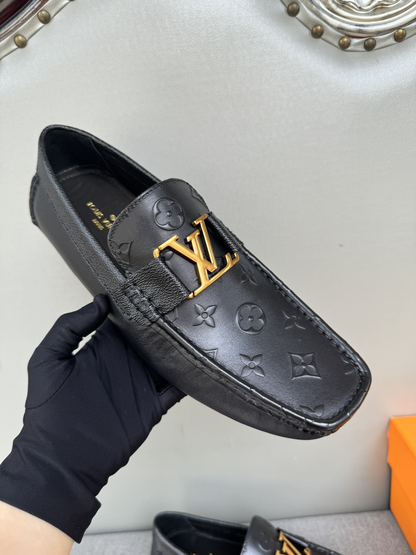 NO:352992,[Strong] [Strong] [Strong] Original quality, new counter style synchronization, new LV Louis Vuitton counter style, pure handmade men's shoes, bean shoes, footwear, lazy shoes, exquisite hand-stitching, workmanship details comparable to those of the counter, imported embossed cowhide, water-dyed cowhide, sweat-absorbing and odor-proof black 39-44 large stock (38,45 customized),,louis vuitton,louis vuitton,cowhide19860909批[强][强][强]原单品质 专柜新款同步 LV路易威登专柜新款 纯手工开车男鞋 豆豆鞋 套脚鞋 懒人鞋 ,精致手工缝线 做工细节堪比专柜 意大利进口压花牛皮 水染牛皮里 吸汗防臭 黑色 39-44大量现货（38,45定做）,,louis vuitton,louis vuitton,cowhide,Men's shoes
