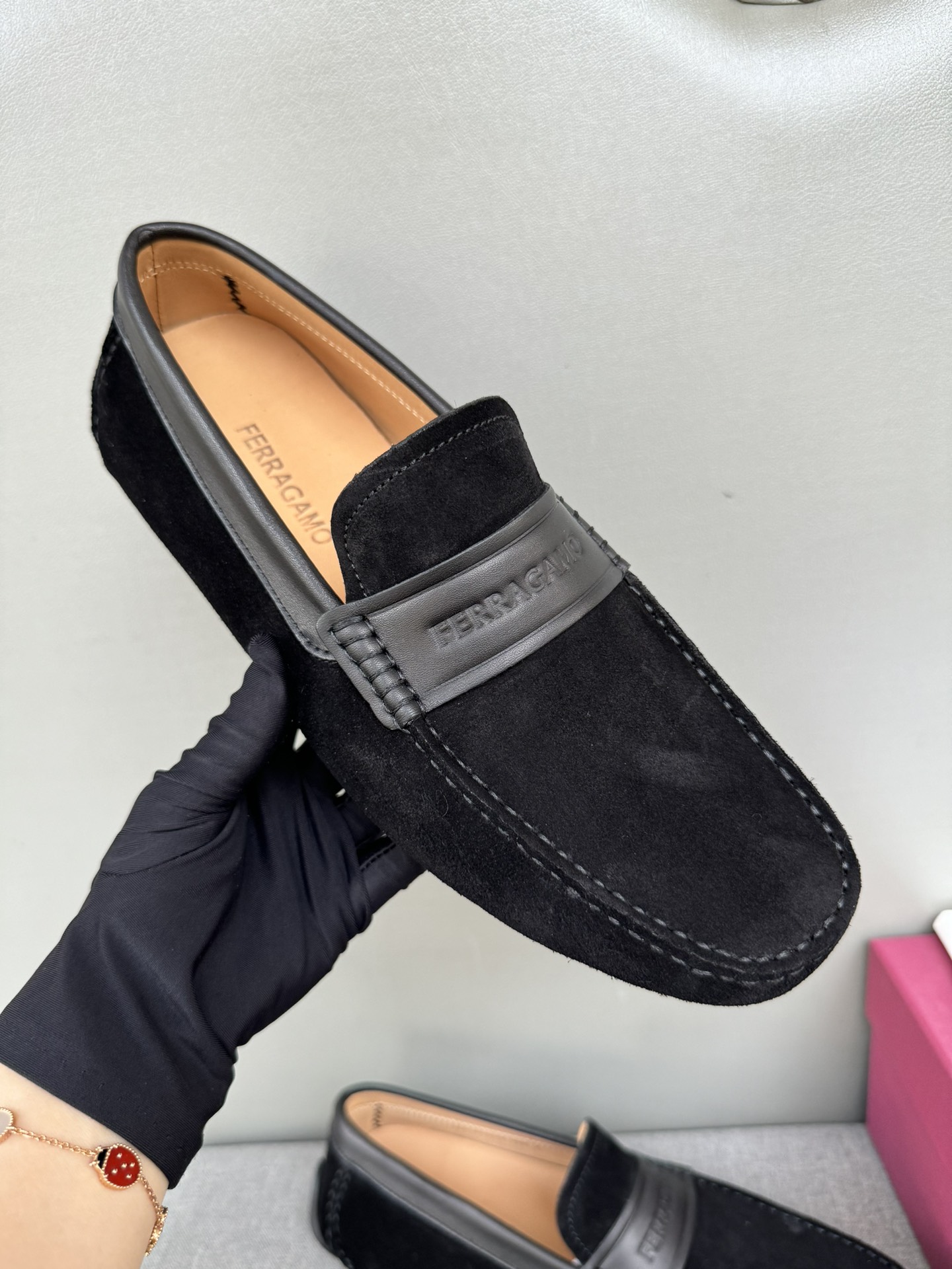 NO:354266,[Strong] [Strong] [Strong] Original quality New counter model Ferragamo ferragamo pure hand-made driving men's shoes Doudou shoes footwear lazy shoes, exquisite hand-stitching, workmanship details comparable to those of the counter Original rubber sole imported cowhide from Italy imported cowhide water ripples water dyed cowhide sweat-absorbent and odor-proof imported black cowhide 39-44 large stock (38, 45 custom made no return or exchange), ferragamo, ferragamo, cowhide19860909批[强][强][强]原单品质 专柜新款 菲拉格慕ferragamo 纯手工开车男鞋 豆豆鞋 套脚鞋 懒人鞋 ,精致手工缝线 做工细节堪比专柜 原版橡胶大底 意大利进口牛皮压水波纹水染牛皮里 吸汗防臭 进口黑色牛皮39-44大量现货（38,45定做不退换）,,ferragamo,ferragamo,cowhide,Men's shoes