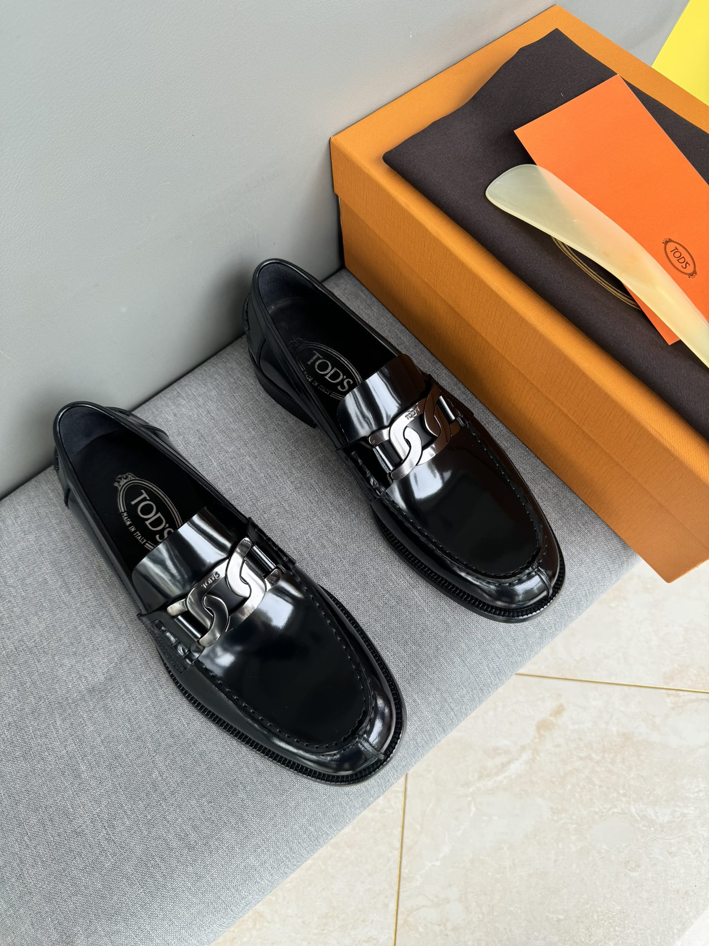 NO:279869,[Strong] [Strong] [Strong] [Strong] Original quality Exclusive new model Original development After half a year of repeated adjustment of lasts, it is finally delivered. TODS Todds casual leather shoes. The imported leather embryo is hand-changed. The workmanship details are comparable to the counter. Cowhide inner. Original Italian leather injection molding sole. Black, blue, burgundy, open edge beads. 39-44 spot code (38,45 customized, non-return and exchange),, Tod's, cowhide19860909批[强][强][强]原单品质 独家新款 原版开发 历经半年楦型反复调式 终于出大货 TODS托德斯休闲皮鞋 鞋面进口皮胚手工改色 做工细节堪比专柜 牛皮内里 原版意大利真皮注塑大底 黑色 蓝色 酒红色 开边珠 39-44现货齐码（38,45定做不退换）,,Tod's,cowhide,Men's shoes