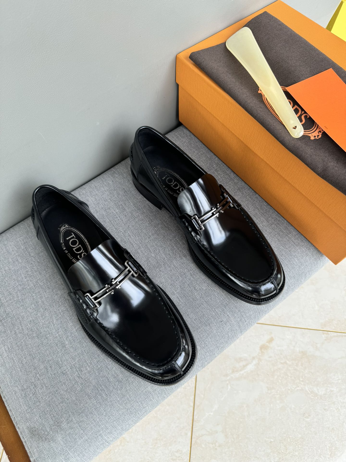 NO:279887,[Strong] [Strong] [Strong] Original quality Exclusive new model Original development After half a year of repeated lasting adjustment, finally delivered a large product TODS Todds casual leather shoes Imported upper beads The workmanship details are comparable to the counter Cowhide inner lining Original Italian leather injection molded sole Black Brown beads 39-44 spot code (38,45 customized non-return and exchange), Tod's, cowhide19860909批[强][强][强]原单品质 独家新款 原版开发 历经半年楦型反复调式 终于出大货 TODS托德斯休闲皮鞋 鞋面进口开边珠 做工细节堪比专柜 牛皮内里 原版意大利真皮注塑大底 黑色 棕色开边珠 39-44现货齐码（38,45定做不退换）,,Tod's,cowhide,Men's shoes