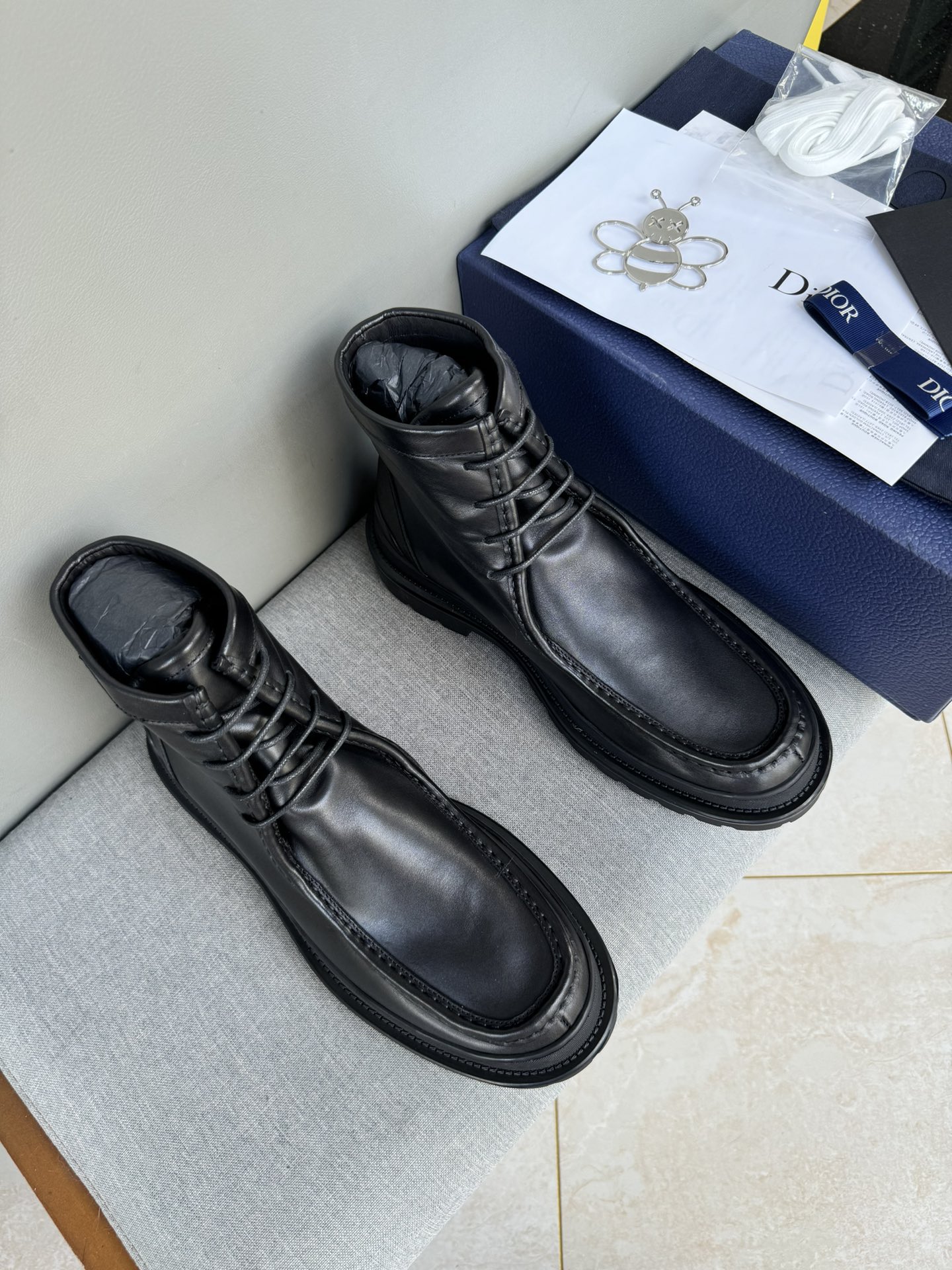 NO:605096,Dior Dior ~ Winter Series, the original 1:1 development of casual men's leather shoes. Made with heavy investment, shoes and boots are made of imported cowhide + imported Dior special fabric. Black cowhide lining is not easily deformed. Dior large hardware inlay. Original TPU vacuum outsole, black cowhide, black edge beads, military green suede, black suede, khaki suede, made with the craftsmanship of a large factory. The perfect boutique is only for you who know your taste!  Any comparison is welcome Size: 39-44 (38 45 customized), dior, dior, boots, cowhide19860909Dior 迪奥～冬季系列,原版1比1开发 休闲男士皮鞋 重金打造,鞋靴选用进口牛皮+进口dior专用布料 不易变形黑色牛皮内里 dior大五金镶嵌 原版TPU抽真空大底,黑色牛皮 黑色开边珠 军绿色反毛皮 黑色翻毛皮 卡其色翻毛皮大厂工艺,完美精品只为懂品味的您准备！欢迎任意对比 Size:39-44（38 45订做),,dior,dior,boots,cowhide,Men's shoes