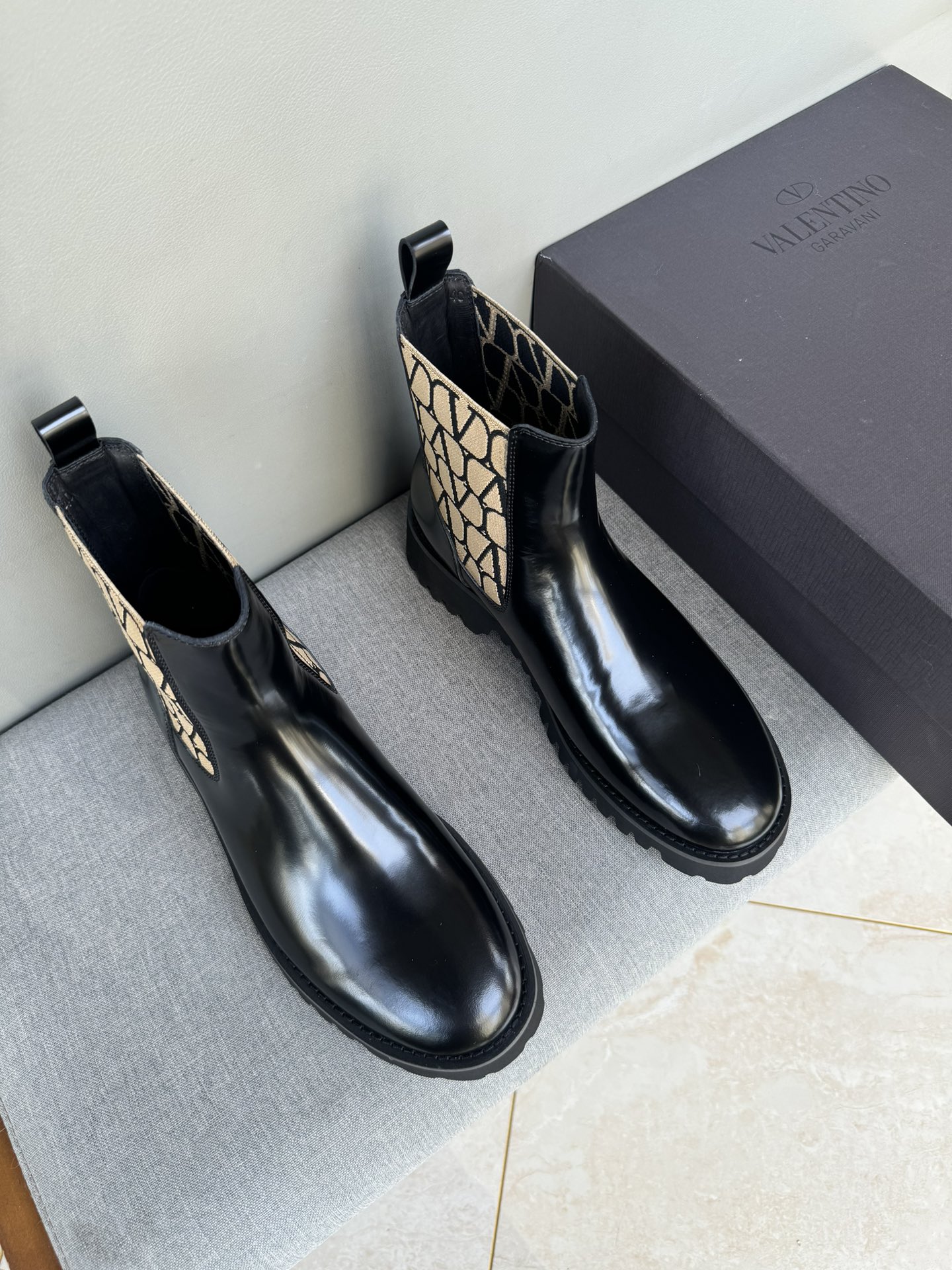 NO:605102,Valentino ~ Winter series, original 1:1 development of casual men's leather shoes, made with heavy investment, shoes and boots are made of imported cowhide, which is not easy to deform, black cowhide lining, original foam outsole, black open edge beads, black suede, brown suede, factory craftsmanship, perfect boutique only for you who know taste!  Any comparison is welcome!  Size:39-44(38.45 customized)),,valentino,boots,cowhide19860909华伦天奴～冬季系列,原版1比1开发 休闲男士皮鞋 重金打造,鞋靴选用进口牛皮不易变形黑色牛皮内里 原版发泡大底,黑色开边珠 黑色翻毛皮 咖啡色反毛皮 大厂工艺,完美精品只为懂品味的您准备！欢迎任意对比！ Size:39-44(38.45订做)),,valentino,boots,cowhide,Men's shoes