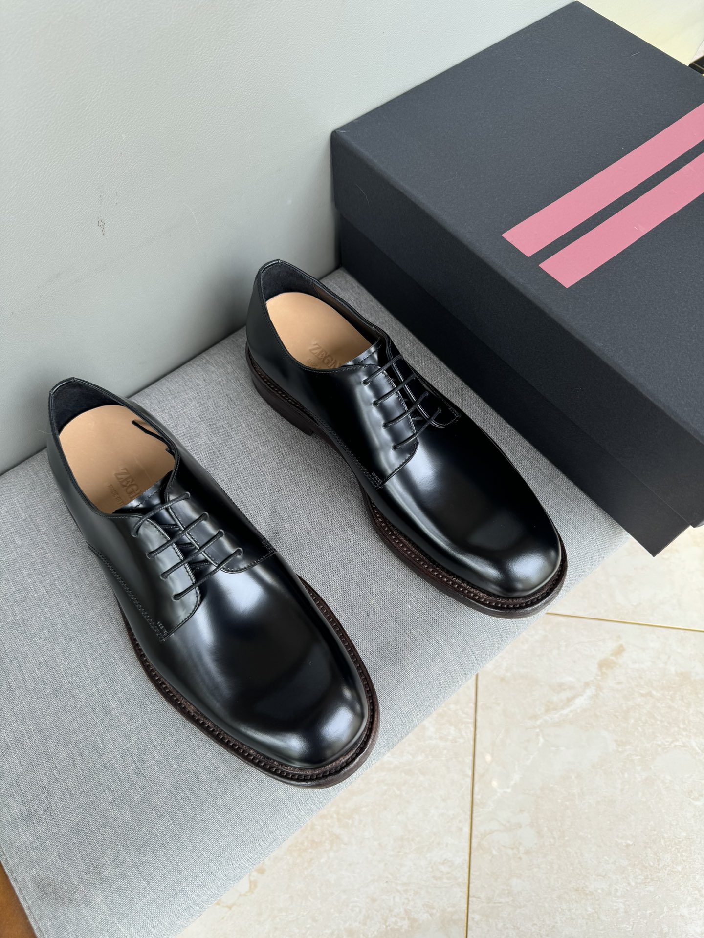 NO:831184,Batch[strong][strong][strong] Original order quality Exclusive new style Zegna formal leather shoes Slip-on shoes counter new model synchronization Exquisite hand-stitching The workmanship details are comparable to the counters Imported open-edge beaded cowhide for the uppers Cowhide lining Washed genuine leather outsole Black Red brown 38-45 ready in stock, zegna, cowhide, Leather soles19860909批[强][强][强]原单品质 独家新款 杰尼亚正装皮鞋 套脚鞋专柜新款同步 精致手工缝线 做工细节堪比专柜 鞋面进口开边珠牛皮 牛皮内里 水洗真皮大底 黑色 红棕色38-45现货齐码,,zegna,cowhide,Leather soles,Men's shoes