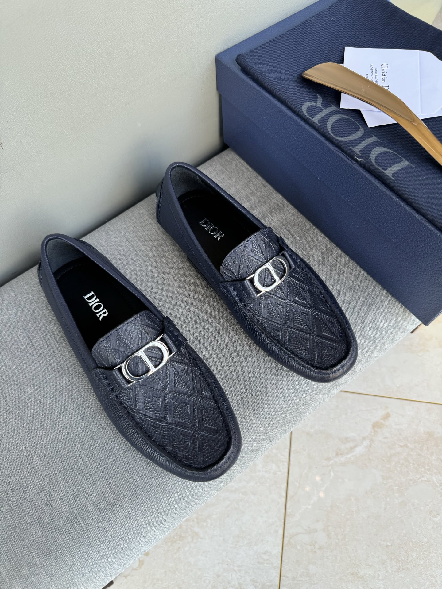 NO:756499,Batch[strong][strong][strong] Original quality counter new Dior handmade men's driving shoes, bean shoes, slip-on shoes, lazy shoes, exquisite hand-stitching, workmanship details comparable to counters, original rubber outsole, imported embossed cowhide from Italy, water-dyed cowhide lining, sweat-absorbent and deodorant, 39-44 in large quantities in stock (38, 45 custom-made, non-returnable),, dior, dior, cowhide19860909批[强][强][强]原单品质 专柜新款 dior迪奥纯手工开车男鞋 豆豆鞋 套脚鞋 懒人鞋 ,精致手工缝线 做工细节堪比专柜 原版橡胶大底 意大利进口压花牛皮 水染牛皮里 吸汗防臭 39-44大量现货（38,45定做不退换）,,dior,dior,cowhide,Men's shoes