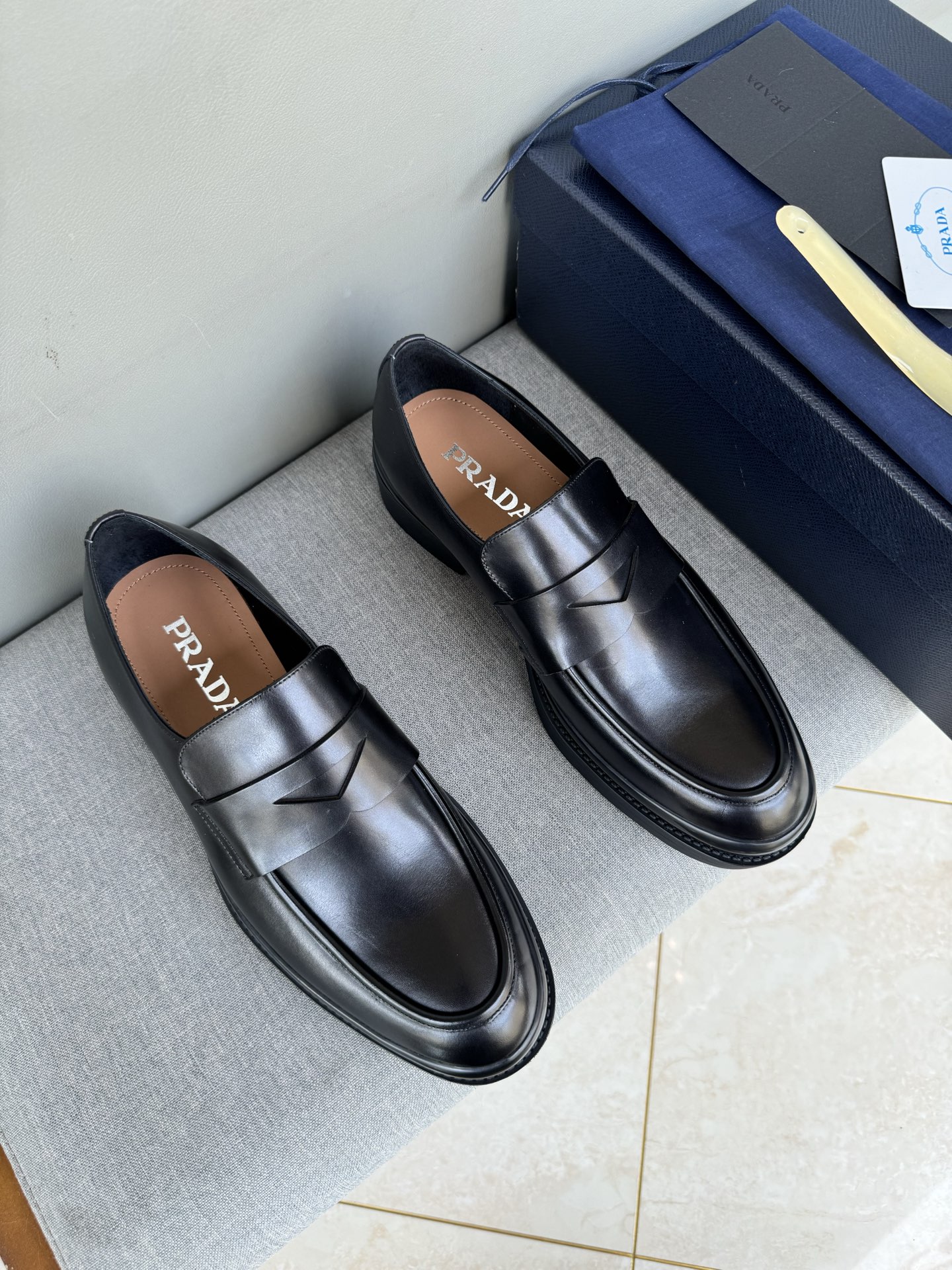 NO:621080,The most popular items are recommended PRADA. Prada’s top purchasing quality. Imported color-brushed edge beads on the upper. Carved toe design. Cowhide lining. Private molded TPU outsole. Non-slip, wear-resistant and elastic. Fashionable and versatile. Black. 39-44 in stock (38, 45 custom-made for replacement),, prada, prada, cowhide19860909批爆款推荐PRADA 普拉达顶级代购品质 鞋面进口擦色开边珠 鞋头雕花设计 牛皮内里 私模TPU大底 防滑耐磨有弹性 时尚百搭 黑色 39-44现货（38,45定做补退换）,,prada,prada,cowhide,Men's shoes