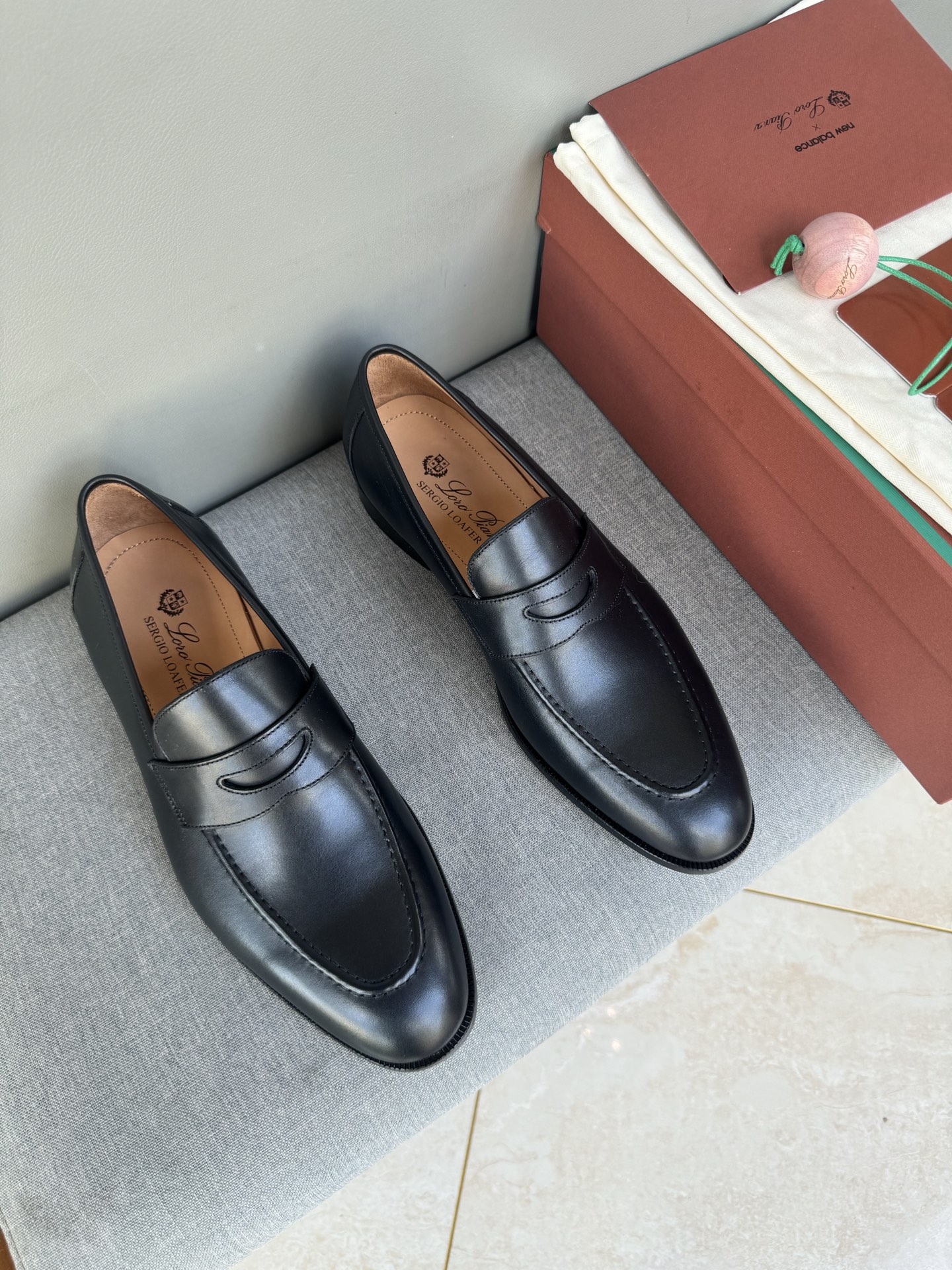 NO:348730,New LPLoroPianaSergio men's loafers, a pair of old-fashioned leather shoes that can be used in and out of various high-end occasions!  It is a precious item from the designer's personal series!  The Adler upper is sewn with double threads, and the seams are decorated with subtle relief patterns, which are exquisite and exquisite. The velvet-like silky and soft cowhide leather creates a comfortable wearing experience, which relaxes and comfortably demonstrates the exquisite charm of the 1970s. It is paired with the inner part of the dyed calf leather and the foot pads. It does not fade or stuffy, and it is a pair of skin-friendly leather shoes that can breathe!  Imported genuine leather sole from Italy, size 39/40/41/42/43/44 (38,45 customized, non-return and exchange) standard leather shoes size!  Original box packaging with dust bag 7 colors shipped in stock!  Note (customized original sole leather sole is amazing, adjust a pair of soles and 150 meters. After-sales service, you must check whether there are any sand holes in the leather sole and then use them for after-sales service. If there are sand holes, you must explain it.), loro piana, loro piana, loafers, cowhide, Leather soles19860909批 新款LPLoroPianaSergio男士乐福鞋,一对可以出入各种高端场合的老钱风皮鞋！是设计师个人系列的珍贵单品！Adler鞋面采用双线缝制,接缝处饰以微妙的浮雕图案,精致考究.天鹅绒般丝滑柔软的牛皮革营造舒适的穿着体验,轻松惬意地彰显70年代的精致魅力,搭配本染小牛皮内里和垫脚,不掉色不闷脚亲肤感十足,是一对会呼吸的皮鞋！意大利进口真皮大底 尺码39/40/41/42/43/44（38,45订做不退换）标准皮鞋尺码！原盒包装附防尘袋7色现货发！ 注意（定制原底皮底成本惊人,调一对鞋底都150米,换码售后的一定要检查好皮底有没有沙孔再拿来售后,有沙孔的不退不换的,请大家务必交代好哈）,,loro piana,loro piana,loafers,cowhide,Leather soles,Men's shoes