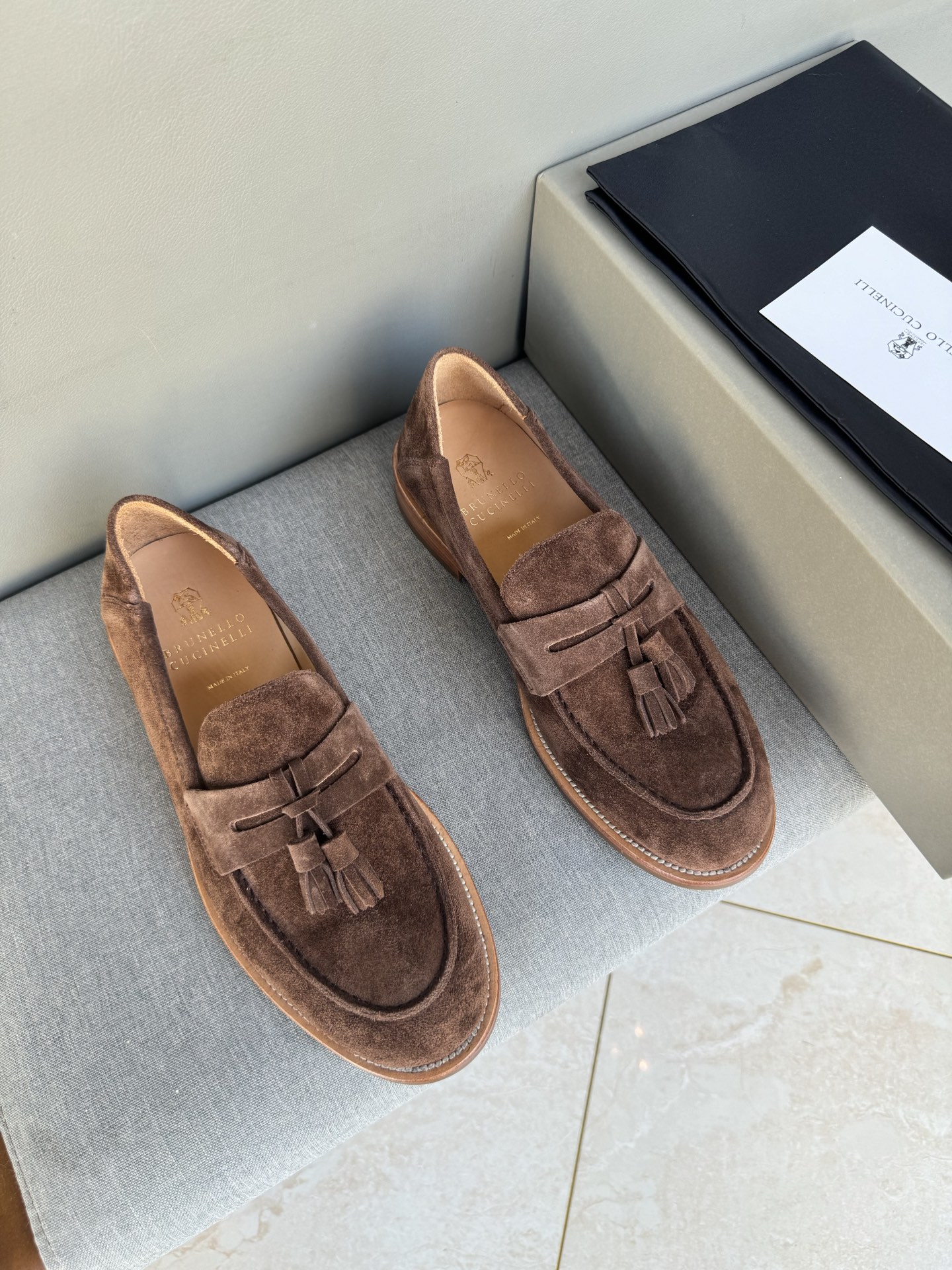 NO:604978,Batch, new BC products are on the shelves Brunello Cucinell* loafers made of imported suede cowhide. Hand-stitched upper. The upper is decorated with leather strap details. Full cowhide lining. The insole is decorated with brand logo. Original open-mold semi-genuine leather and rubber outsole. Low heel with super gripping performance of rubber sole. Slip-on wear, fashionable and comfortable.  Standard leather shoe size 39~44# (38.45.# customized), brunello cucinelli, chanel, loafers, cowhide19860909批,BC家新品上架 Brunello Cucinell* 乐福鞋皮鞋 进口牛反绒牛皮打造 手工缝制鞋面 鞋面饰同皮质袢带细节 全牛皮内里 鞋垫饰品牌logo标识 原版开模半真皮拼橡胶大底 橡胶底的超强抓地性能低跟 一脚蹬穿着 时尚舒适 标准皮鞋码数39～44#（38.45.#定做）,,brunello cucinelli,chanel,loafers,cowhide,Men's shoes