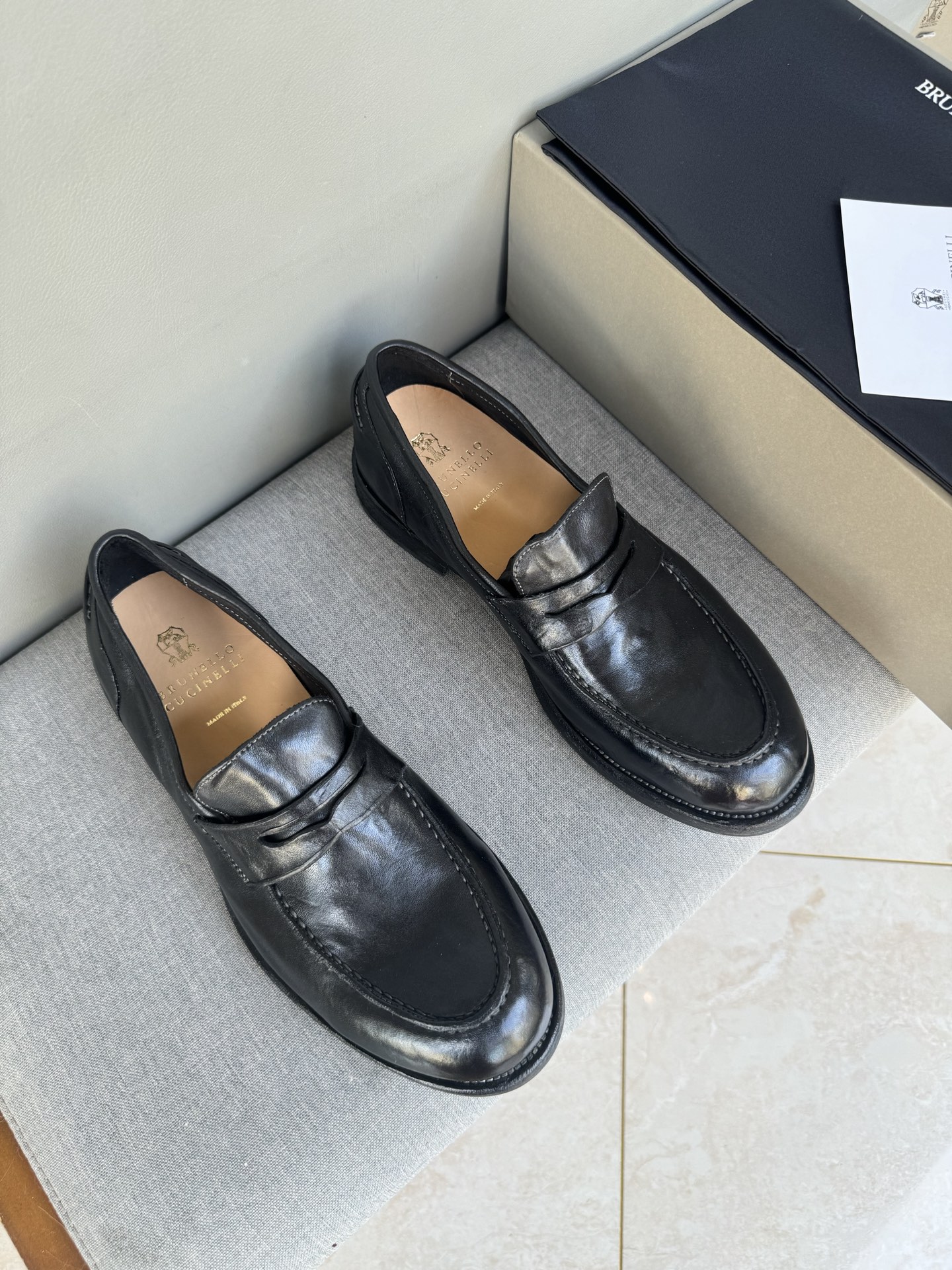 NO:604984,Batch of new BC products on the shelves Brunello Cucinell* washed leather loafers Made of imported cowhide Hand-sewn uppers Decorated with leather strap details Full cowhide lining Insole decorated with brand logo Original open-molded semi-genuine leather and rubber outsole Low heel with super gripping performance of rubber sole Slip-on wear Fashionable and comfortable  Standard leather shoe size 39~44# (38.45.# customized), brunello cucinelli, chanel, loafers, cowhide19860909批BC家新品上架 Brunello Cucinell* 水洗乐福鞋皮鞋 进口牛皮打造 手工缝制鞋面 鞋面饰同皮质袢带细节 全牛皮内里 鞋垫饰品牌logo标识 原版开模半真皮拼橡胶大底 橡胶底的超强抓地性能低跟 一脚蹬穿着 时尚舒适 标准皮鞋码数39～44#（38.45.#定做）,,brunello cucinelli,chanel,loafers,cowhide,Men's shoes