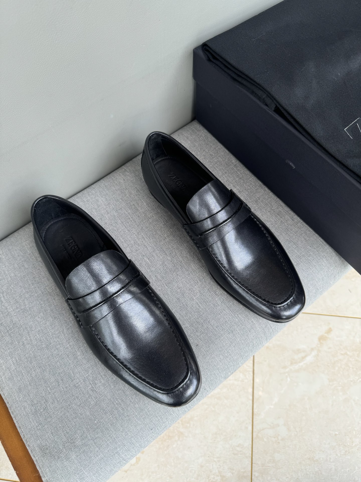 NO:620345,, Ermenegildo Zegna MOCASSIN's soft natural grained cowhide outlines the classic silhouette of this Mocassin loafer in elegant colors. The shoes are made of fine materials and are designed with great emphasis on flexibility. Each pair of shoes is carefully hand-touched by experienced craftsmen to show charming and delicate light and shadow. Mocassin Loafers are embellished with a hand-stitched strap emblazoned with the symbolic 'Route 232 brand logo' and a leather sole with injected rubber. Fit and product details: Natural grain cowhide, calfskin lining, super memory foam calfskin insole, injection-molded leather outsole in the forefoot. Hand-stitched by experienced craftsmen, and a strap emblazoned with the 'Route 232 brand logo' is hand-stitched on the heel. .With injection-molded rubber leather non-slip sole, semi-Goodyear hand-made blind stitching process, hand-painted stitching edges, details and soles are hand-polished and colored. This MOCASSIN loafer is full of Italian craftsmanship tradition, bringing the shoes born on the streets of Italy to the fashion stage. The flexible and delicate touch of the leather surface makes each pair of shoes bring a flexible and comfortable experience when worn. The design aims to highlight the brand's relaxed and elegant style, giving a modern definition of elegance and sophistication. Standard leather shoe sizes: 39-44 in stock (38.45 custom-made, non-refundable),, zegna, loafers, cowhide19860909,Ermenegildo Zegna 杰尼亚 MOCASSIN柔软的天然粒面牛皮,以优雅的配色勾勒出这款 Mocassin 乐福鞋的经典轮廓. 鞋子采用精细材料制作,并十分注重灵活性的设计.每双鞋都由经验丰富的工匠手工精心润饰,以展现出迷人细腻的光影.Mocassin 乐福鞋都点缀一个饰有象征性“232公路品牌标识”的手缝饰带,以及带注塑橡胶的皮革鞋底. 版型和产品细节: 天然粒面牛皮,小牛皮内裡,超记忆海绵小牛皮鞋垫,前掌注塑设计牛皮大底.由经验丰富工匠手工缝合 ,后跟部位手工缝合点缀“232公路品牌标识”的饰带 .带注塑橡胶皮革防滑鞋底,半固特异手工暗线缝制工艺,手绘缝线边缘、细节和鞋底手工抛光上色处理. 这款MOCASSIN 乐福鞋满载意大利手工匠艺传统,将诞生于意大利街头的鞋款推上时尚舞台.皮面柔韧且精致的触感,使每双鞋在穿上时都能带来灵活与舒适的体验.旨在彰显品牌轻松优雅风格的设计,赋予优雅与精致现代定义. 标准皮鞋尺码:39-44现货（38.45订做不退换）,,zegna,loafers,cowhide,Men's shoes