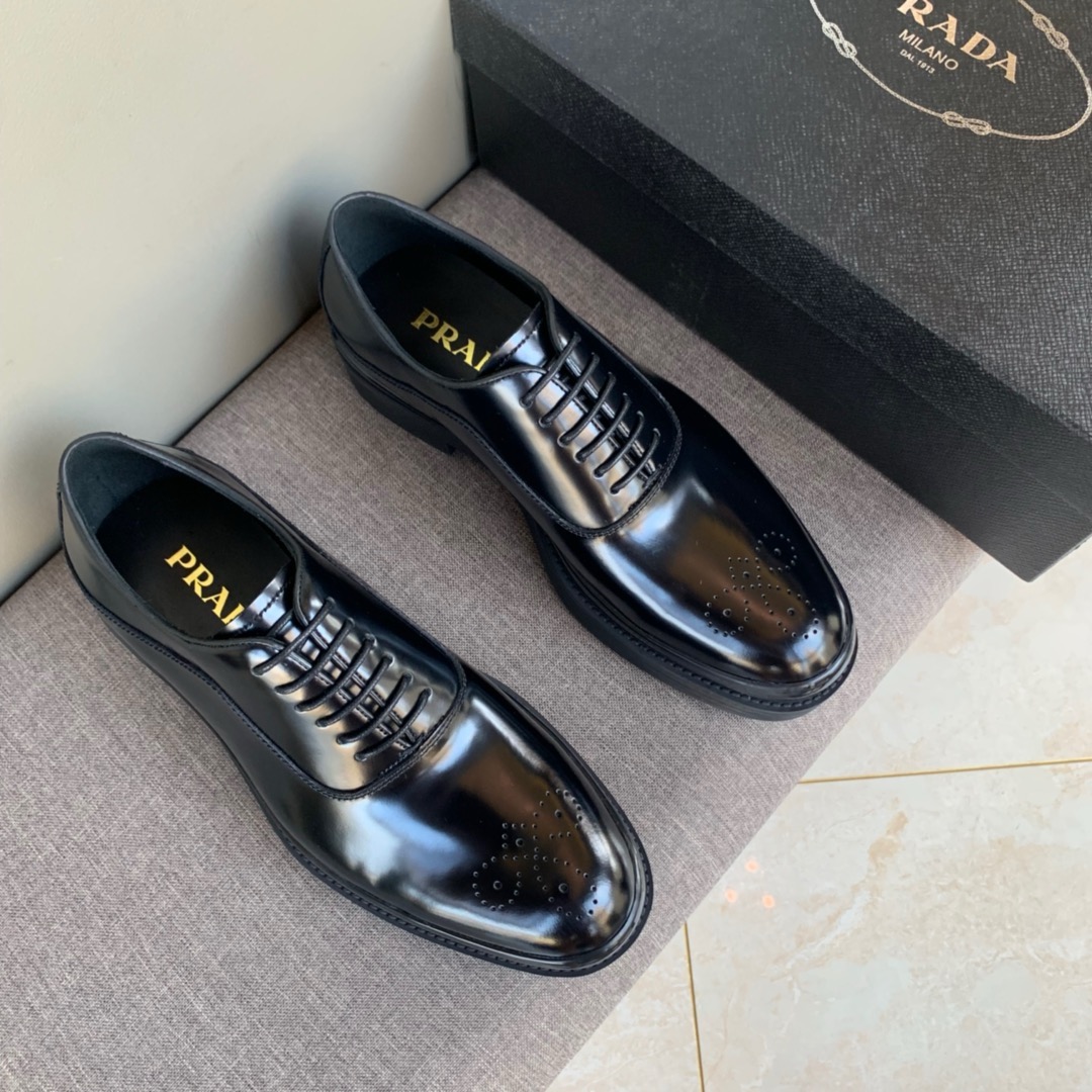 NO:834153,The most popular items are recommended PRADA. Prada’s top purchasing quality. Imported color-brushed edge beads on the upper. Carved toe design. Cowhide lining. Private molded TPU outsole. Non-slip, wear-resistant and elastic. Fashionable and versatile. Black. 39-44 in stock (38, 45 custom-made, non-returnable),, prada, prada, cowhide19860909批爆款推荐PRADA 普拉达顶级代购品质 鞋面进口擦色开边珠 鞋头雕花设计 牛皮内里 私模TPU大底 防滑耐磨有弹性 时尚百搭 黑色 39-44现货（38,45定做不退换）,,prada,prada,cowhide,Men's shoes