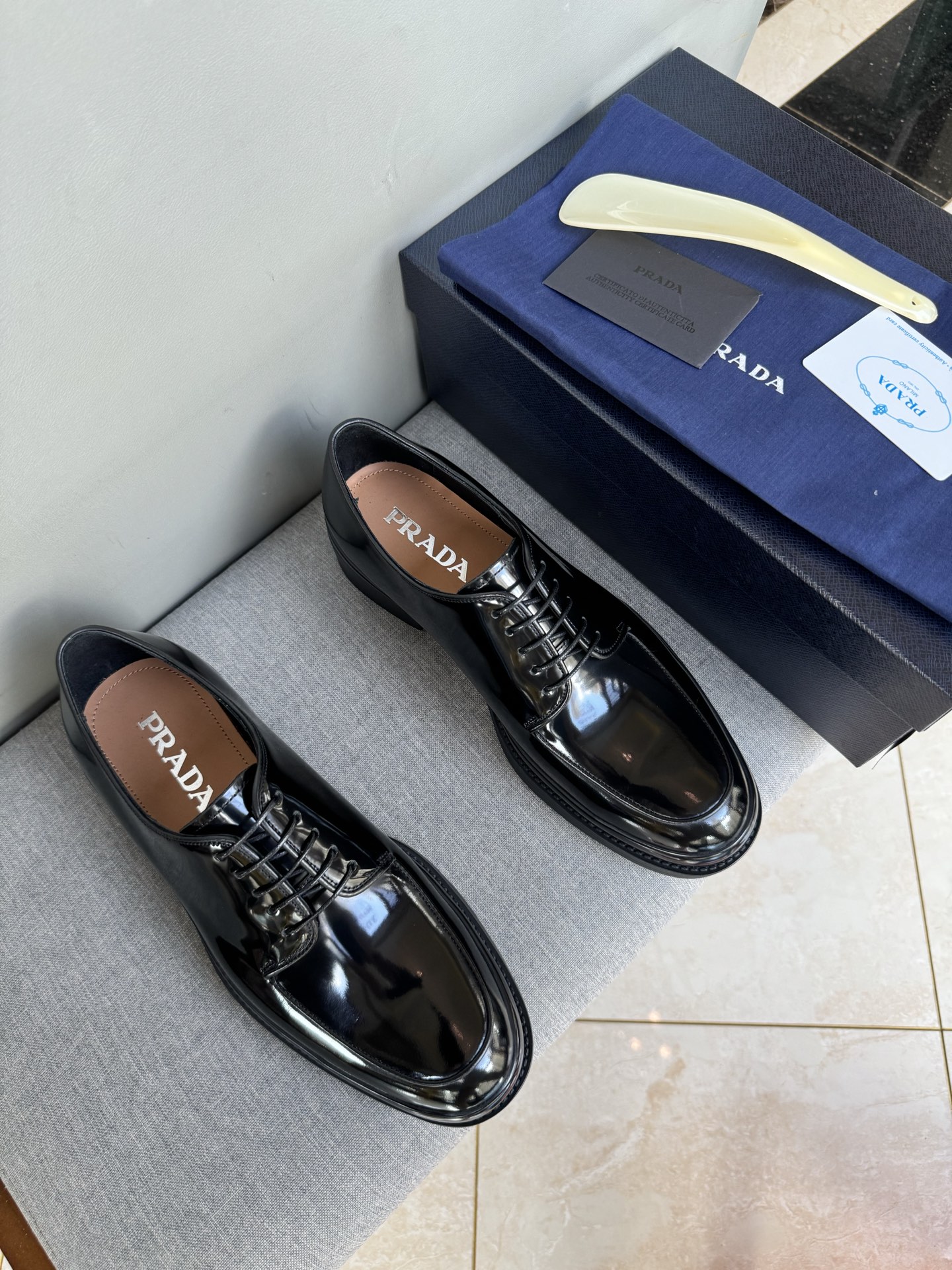 NO:834146,The most popular items are recommended PRADA. Prada’s top purchasing quality. Imported color-brushed edge beads on the upper. Carved toe design. Cowhide lining. Private molded TPU outsole. Non-slip, wear-resistant and elastic. Fashionable and versatile. Black. 39-44 in stock (38, 45 custom-made for replacement),, prada, prada, cowhide19860909批爆款推荐PRADA 普拉达顶级代购品质 鞋面进口擦色开边珠 鞋头雕花设计 牛皮内里 私模TPU大底 防滑耐磨有弹性 时尚百搭 黑色 39-44现货（38,45定做补退换）,,prada,prada,cowhide,Men's shoes