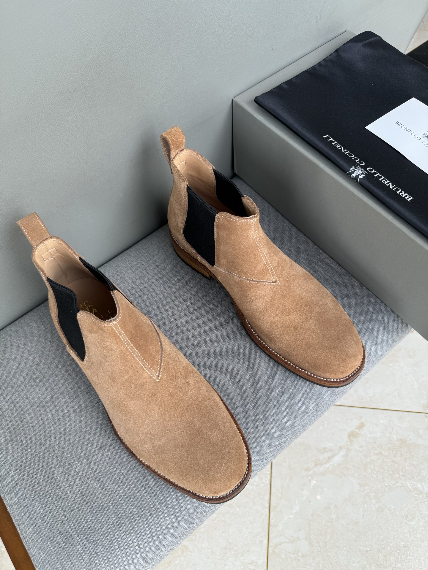 NO:604991,Batch BC new product Brunello Cucinell* suede cowhide boots. The upper is made of high-quality suede material, which is soft and delicate to the touch and has good breathability. The inner calfskin is made of independent and integrated cowhide latex pads.  , keeping your feet dry and comfortable when wearing. The unique texture of suede adds a retro charm and luxury to the shoes. This set of sports shoes adopts a classic low-top style, with simple and smooth lines, without too many complicated decorations, but full of elegance. The overall design of the shoe body is simple yet detailed, and the exquisite contrast stitching not only strengthens the upper, but also adds a sense of sophistication to the shoes. The soles are made of wear-resistant and good cushioning properties.  Made of brushed rubber material, the soles have reasonable texture design and provide excellent grip. Whether walking on city streets or outdoor paths, they can be stable and stable. At the same time, they can effectively reduce the impact on the feet when walking, and it is not easy to feel fatigue after long-term wear. Classic and versatile colors such as khaki, brown, etc., whether it is casual jeans, sports pants, or more formal trousers, can complement them and show different styles of fashion. This set of Brunello  Cucinell* sports shoes are the perfect fusion of fashion and practicality. They are the best choice for those who pursue low-key luxury and pay attention to quality life. 39-44 in stock (38, 45 custom-made, non-refundable), brunello cucinelli, boots, sneakers, jeans, cowhide19860909批BC新品 Brunello Cucinell* 绒面牛皮靴子 鞋面采用高品质的绒面革材质,触感柔软细腻,且具有良好的透气性,内里小牛皮打造 独立一体的牛皮乳胶垫 ,能让双脚在穿着时保持干爽舒适.绒面革特有的质感,为鞋子增添了一份复古韵味和奢华感.这组运动鞋采用了经典的低帮款式,线条简洁流畅,没有过多繁杂的装饰,却尽显优雅大气.鞋身整体设计简约而不失细节,精致的对比色缝线处理,不仅起到了加固鞋面的作用,还为鞋子增添了一份精致感.鞋底则选用了耐磨且具有良好缓冲性能的耐磨绒组合橡胶材质,鞋底的纹路设计合理,提供了出色的抓地力,无论是在城市街道还是户外小路行走,都能稳稳当当,同时有效减轻行走时对脚部的冲击,长时间穿着也不易感到疲劳.卡其色、棕色、等经典且百搭的色调,无论是休闲的牛仔裤、运动裤,还是较为正式的西裤,都能与之相得益彰,展现出不同风格的时尚感.这组Brunello Cucinell* 运动鞋,是时尚与实用的完美融合,是追求低调奢华、注重品质生活人士的不二之选.39-44现货（38,45订做不退换）,,brunello cucinelli,boots,sneakers,jeans,cowhide,Men's shoes