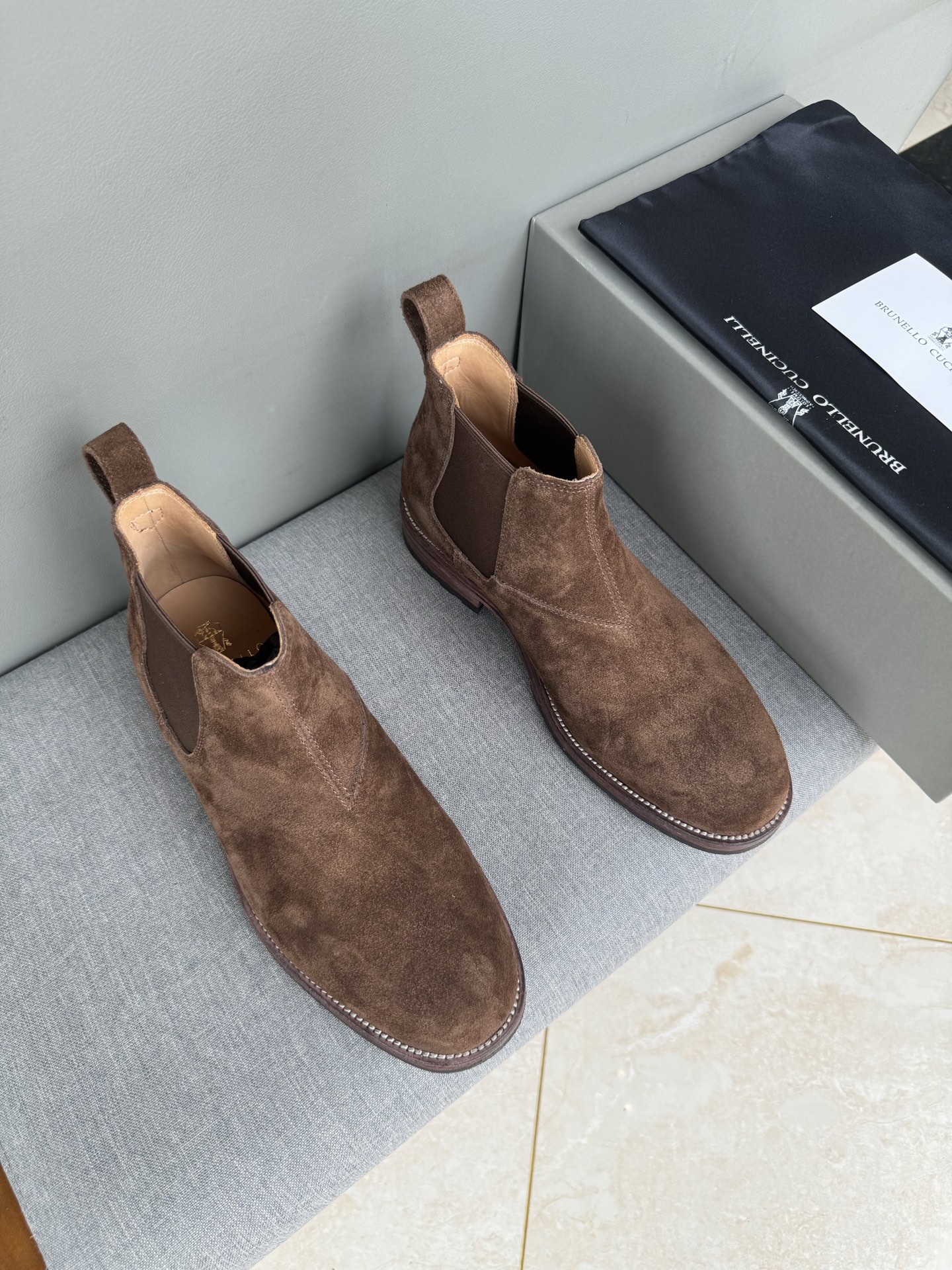 NO:640083,Batch BC new product Brunello Cucinell* suede cowhide boots. The upper is made of high-quality suede material, which is soft and delicate to the touch and has good breathability. The inner calfskin is made of independent and integrated cowhide latex pads.  , keeping your feet dry and comfortable when wearing. The unique texture of suede adds a retro charm and luxury to the shoes. This set of sports shoes adopts a classic low-top style, with simple and smooth lines, without too many complicated decorations, but full of elegance. The overall design of the shoe body is simple yet detailed, and the exquisite contrast stitching not only strengthens the upper, but also adds a sense of sophistication to the shoes. The soles are made of wear-resistant and good cushioning properties.  Made of brushed rubber material, the soles have reasonable texture design and provide excellent grip. Whether walking on city streets or outdoor paths, they can be stable and stable. At the same time, they can effectively reduce the impact on the feet when walking, and it is not easy to feel fatigue after long-term wear. Classic and versatile colors such as khaki, brown, etc., whether it is casual jeans, sports pants, or more formal trousers, can complement them and show different styles of fashion. This set of Brunello  Cucinell* sports shoes are the perfect fusion of fashion and practicality. They are the best choice for those who pursue low-key luxury and pay attention to quality life. 39-44 in stock (38, 45 custom-made, non-refundable), brunello cucinelli, boots, sneakers, jeans, cowhide19860909批BC新品 Brunello Cucinell* 绒面牛皮靴子 鞋面采用高品质的绒面革材质,触感柔软细腻,且具有良好的透气性,内里小牛皮打造 独立一体的牛皮乳胶垫 ,能让双脚在穿着时保持干爽舒适.绒面革特有的质感,为鞋子增添了一份复古韵味和奢华感.这组运动鞋采用了经典的低帮款式,线条简洁流畅,没有过多繁杂的装饰,却尽显优雅大气.鞋身整体设计简约而不失细节,精致的对比色缝线处理,不仅起到了加固鞋面的作用,还为鞋子增添了一份精致感.鞋底则选用了耐磨且具有良好缓冲性能的耐磨绒组合橡胶材质,鞋底的纹路设计合理,提供了出色的抓地力,无论是在城市街道还是户外小路行走,都能稳稳当当,同时有效减轻行走时对脚部的冲击,长时间穿着也不易感到疲劳.卡其色、棕色、等经典且百搭的色调,无论是休闲的牛仔裤、运动裤,还是较为正式的西裤,都能与之相得益彰,展现出不同风格的时尚感.这组Brunello Cucinell* 运动鞋,是时尚与实用的完美融合,是追求低调奢华、注重品质生活人士的不二之选.39-44现货（38,45订做不退换）,,brunello cucinelli,boots,sneakers,jeans,cowhide,Men's shoes