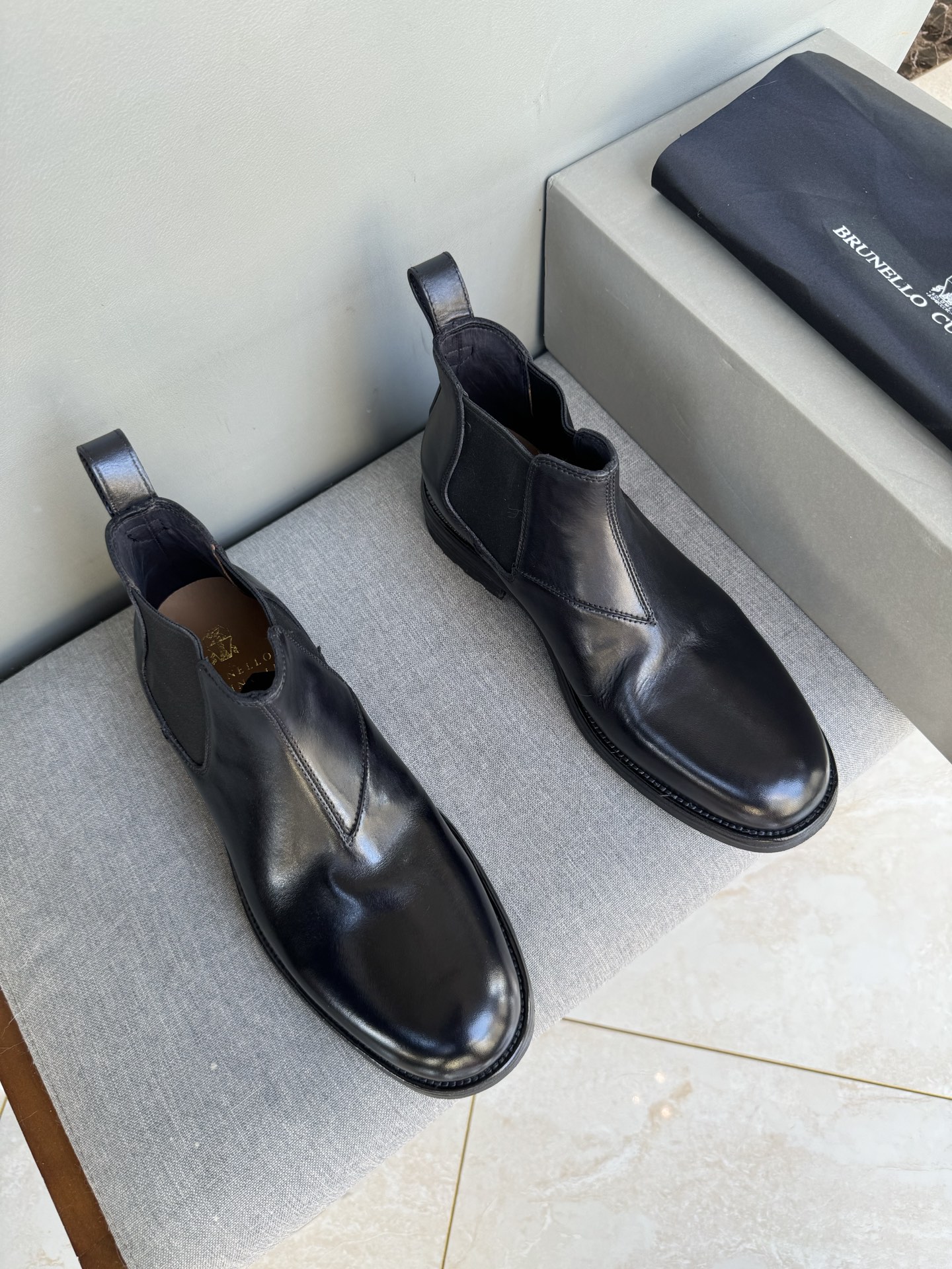 NO:604998,Batch of new BC products on the shelves Brunello Cucinell* Washed short boots Made of imported cowhide Hand-stitched uppers Decorated with leather strap details Full cowhide lining Insole decorated with brand logo Original open-mold semi-genuine leather and rubber outsole Super grippy low heel with rubber sole Slip-on wear Fashionable and comfortable Standard leather shoe size 39~44# (customized at 38.45.#), brunello  cucinelli,chanel,boots,cowhide19860909批BC家新品上架 Brunello Cucinell* 水洗短靴 进口牛皮打造 手工缝制鞋面 鞋面饰同皮质袢带细节 全牛皮内里 鞋垫饰品牌logo标识 原版开模半真皮拼橡胶大底 橡胶底的超强抓地性能低跟 一脚蹬穿着 时尚舒适 标准皮鞋码数39～44#（38.45.#定做）,,brunello cucinelli,chanel,boots,cowhide,Men's shoes