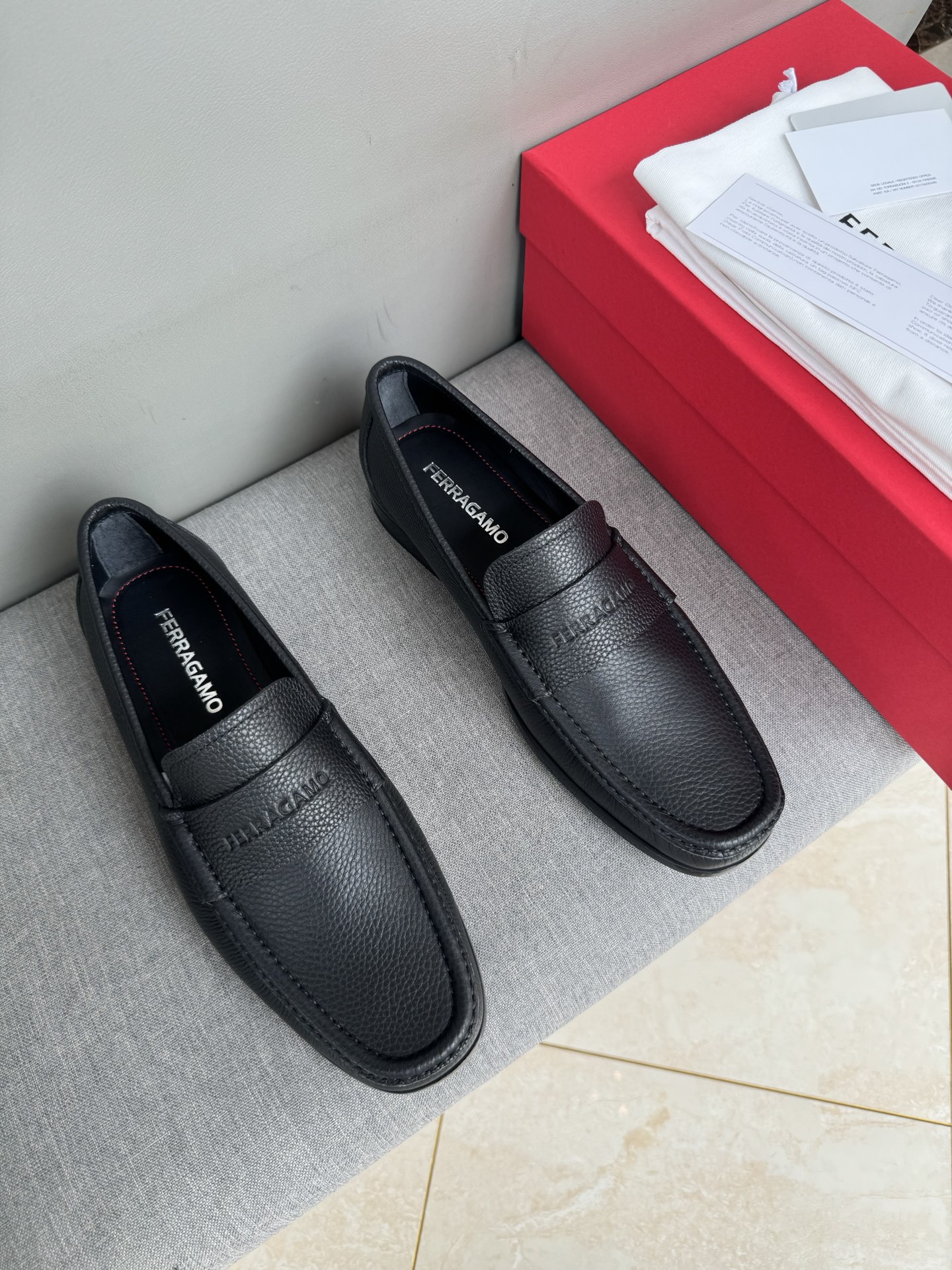 NO:690435,[Strong][Strong][Strong] Original quality Ferragamo casual leather shoes, slip-on shoes, lazy shoes, exquisite hand-stitching, workmanship details comparable to counters, original private mold rubber outsole, non-slip and wear-resistant, black cowhide, brown cowhide, blue cowhide, brown cowhide, gray cowhide, 39-44 in stock (38.45 custom-made, non-returnable),,ferragamo,ferragamo,cowhide19860909[强][强][强]原单品质 菲拉格慕ferragamo休闲皮鞋 套脚鞋 懒人鞋 精致手工缝线 做工细节堪比专柜 原版私模橡胶大底 防滑耐磨 黑色牛皮 咖啡色牛皮 蓝色牛京 棕色牛京 灰色牛京 39-44现货（38.45订做不退换）,,ferragamo,ferragamo,cowhide,Men's shoes