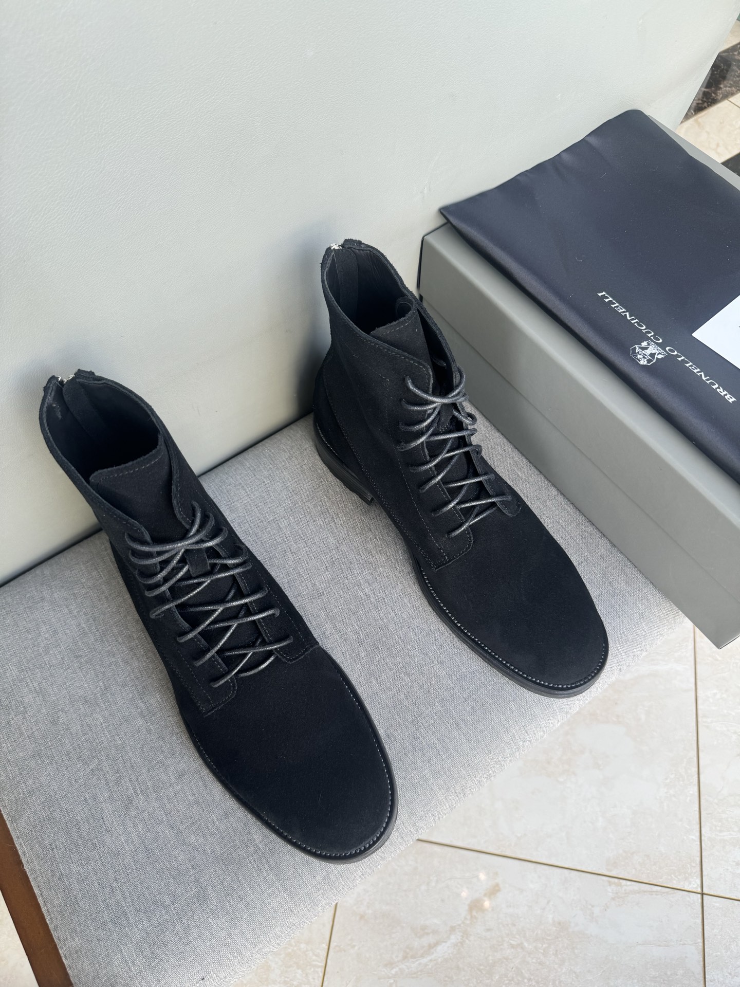 NO:605002,Batch BC new product Brunello Cucinell* suede cowhide boots. The upper is made of high-quality suede material, which is soft and delicate to the touch and has good breathability. The inner calfskin is made of independent and integrated cowhide latex pads.  , keeping your feet dry and comfortable when wearing. The unique texture of suede adds a retro charm and luxury to the shoes. This set of sports shoes adopts a classic low-top style, with simple and smooth lines, without too many complicated decorations, but full of elegance. The overall design of the shoe body is simple yet detailed, and the exquisite contrast stitching not only strengthens the upper, but also adds a sense of sophistication to the shoes. The soles are made of wear-resistant and good cushioning properties.  Made of brushed rubber material, the soles have reasonable texture design and provide excellent grip. Whether walking on city streets or outdoor paths, they can be stable and stable. At the same time, they can effectively reduce the impact on the feet when walking, and it is not easy to feel fatigue after long-term wear. Classic and versatile colors such as khaki, brown, etc., whether it is casual jeans, sports pants, or more formal trousers, can complement them and show different styles of fashion. This set of Brunello  Cucinell* sports shoes are the perfect fusion of fashion and practicality. They are the best choice for those who pursue low-key luxury and pay attention to quality life. 39-44 in stock (38, 45 custom-made, non-refundable), brunello cucinelli, boots, sneakers, jeans, cowhide19860909批BC新品 Brunello Cucinell* 绒面牛皮靴子 鞋面采用高品质的绒面革材质,触感柔软细腻,且具有良好的透气性,内里小牛皮打造 独立一体的牛皮乳胶垫 ,能让双脚在穿着时保持干爽舒适.绒面革特有的质感,为鞋子增添了一份复古韵味和奢华感.这组运动鞋采用了经典的低帮款式,线条简洁流畅,没有过多繁杂的装饰,却尽显优雅大气.鞋身整体设计简约而不失细节,精致的对比色缝线处理,不仅起到了加固鞋面的作用,还为鞋子增添了一份精致感.鞋底则选用了耐磨且具有良好缓冲性能的耐磨绒组合橡胶材质,鞋底的纹路设计合理,提供了出色的抓地力,无论是在城市街道还是户外小路行走,都能稳稳当当,同时有效减轻行走时对脚部的冲击,长时间穿着也不易感到疲劳.卡其色、棕色、等经典且百搭的色调,无论是休闲的牛仔裤、运动裤,还是较为正式的西裤,都能与之相得益彰,展现出不同风格的时尚感.这组Brunello Cucinell* 运动鞋,是时尚与实用的完美融合,是追求低调奢华、注重品质生活人士的不二之选.39-44现货（38,45订做不退换）,,brunello cucinelli,boots,sneakers,jeans,cowhide,Men's shoes