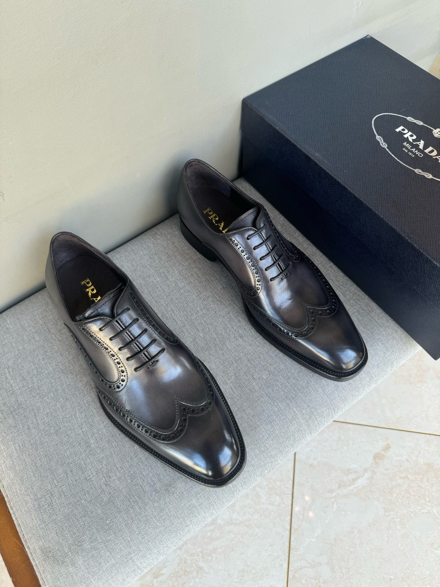 NO:664456,Popular items recommended PRADA Prada top purchasing quality imported leather upper color change toe carving design cowhide lining genuine leather outsole fashionable and versatile high-end atmosphere brown black gray 39-44 in stock, prada, prada, cowhide, Leather soles19860909批爆款推荐PRADA 普拉达顶级代购品质 鞋面进口皮胚改色 鞋头雕花设计 牛皮内里 真皮大底 时尚百搭 高端大气 棕色 黑灰色 39-44现货,,prada,prada,cowhide,Leather soles,Men's shoes