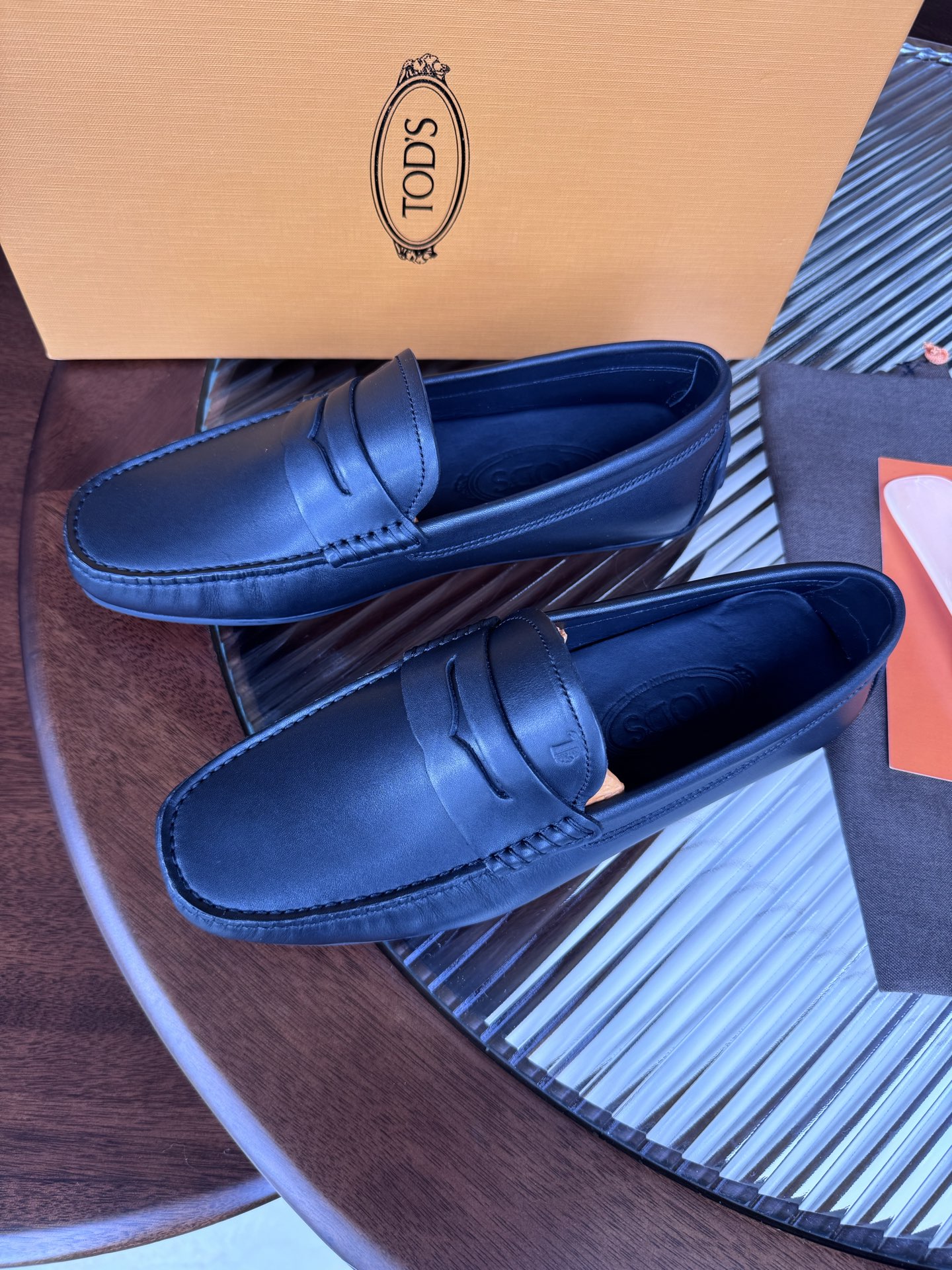 NO:898669,Batch TOD.S latest model original private model outsole, men's casual shoes, slip-on slip-ons, driving shoes, counter synchronization, imported high mercerized matte cowhide leather + breathable water-dyed cowhide lining, foot pads, classic buckle design style, with original rubber outsole, super comfortable on the feet, a must-have for male idols!  All can be easily controlled!  Size 39-44 (all sizes are 38.45, no return or exchange),,Tod's,cowhide19860909批TOD.S 最新款 原版私模大底 男士休闲鞋 一脚蹬懒人鞋 驾车鞋 专柜同步 面料进口高丝光磨砂牛皮+透气水染牛内里、垫脚,经典饰扣设计风格,搭配原版橡胶大底,上脚超级舒适,男神的必备品！都可以轻松驾驭！ 码数39-44齐码（38.45订做不退换）,,Tod's,cowhide,Men's shoes