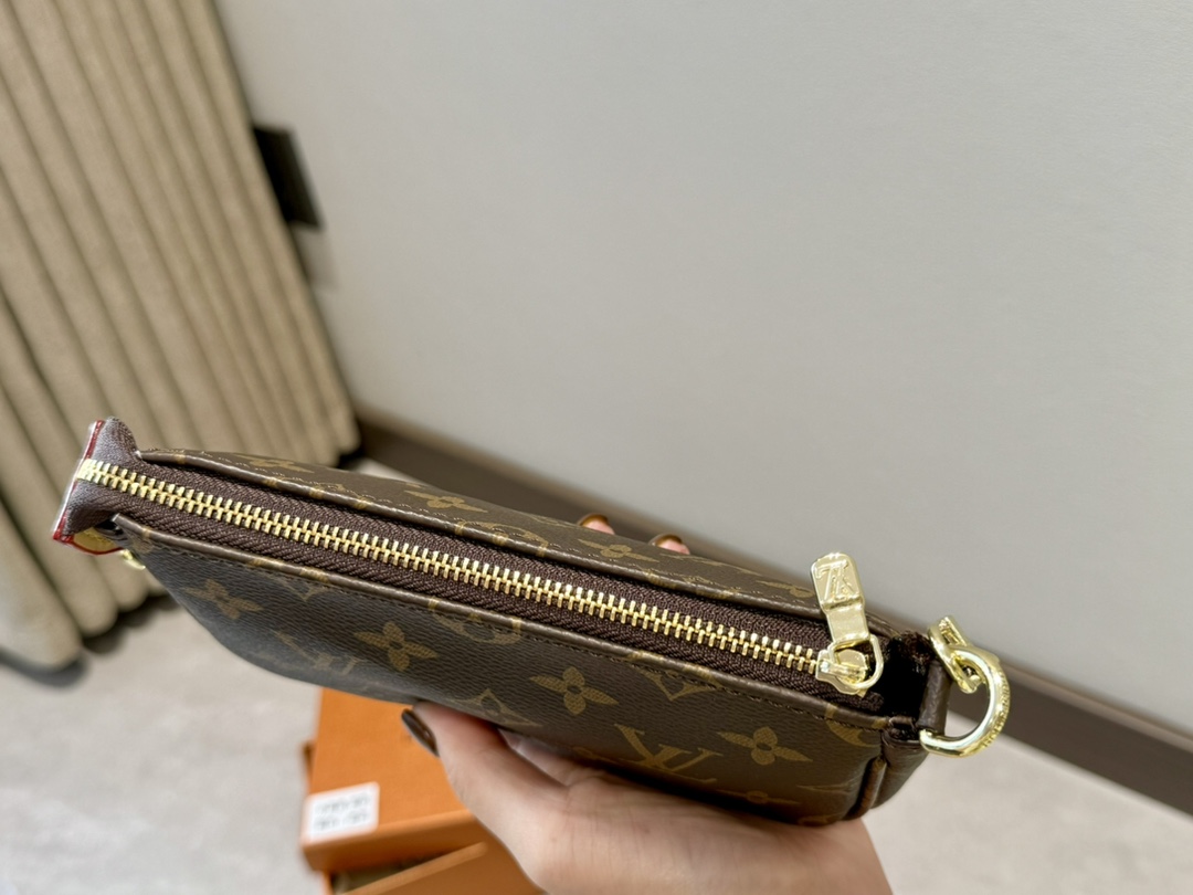 💰48包邮 宽肩带版 配盒

lv 麻将包迷你
MINI POCHETTE ACCESSORIES小手袋
尺寸: 15.5X10.5X4cm (长宽高)