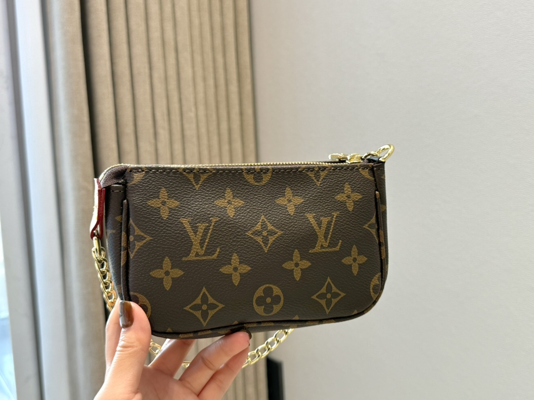 💰48包邮 宽肩带版 配盒

lv 麻将包迷你
MINI POCHETTE ACCESSORIES小手袋
尺寸: 15.5X10.5X4cm (长宽高)