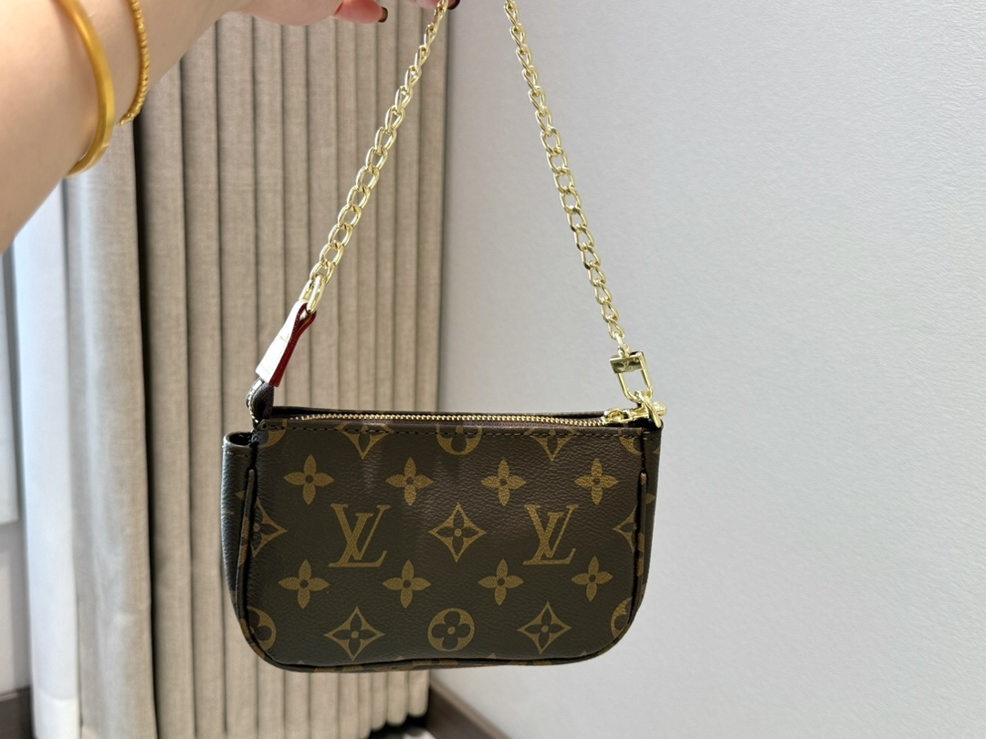 💰48包邮 宽肩带版 配盒

lv 麻将包迷你
MINI POCHETTE ACCESSORIES小手袋
尺寸: 15.5X10.5X4cm (长宽高)