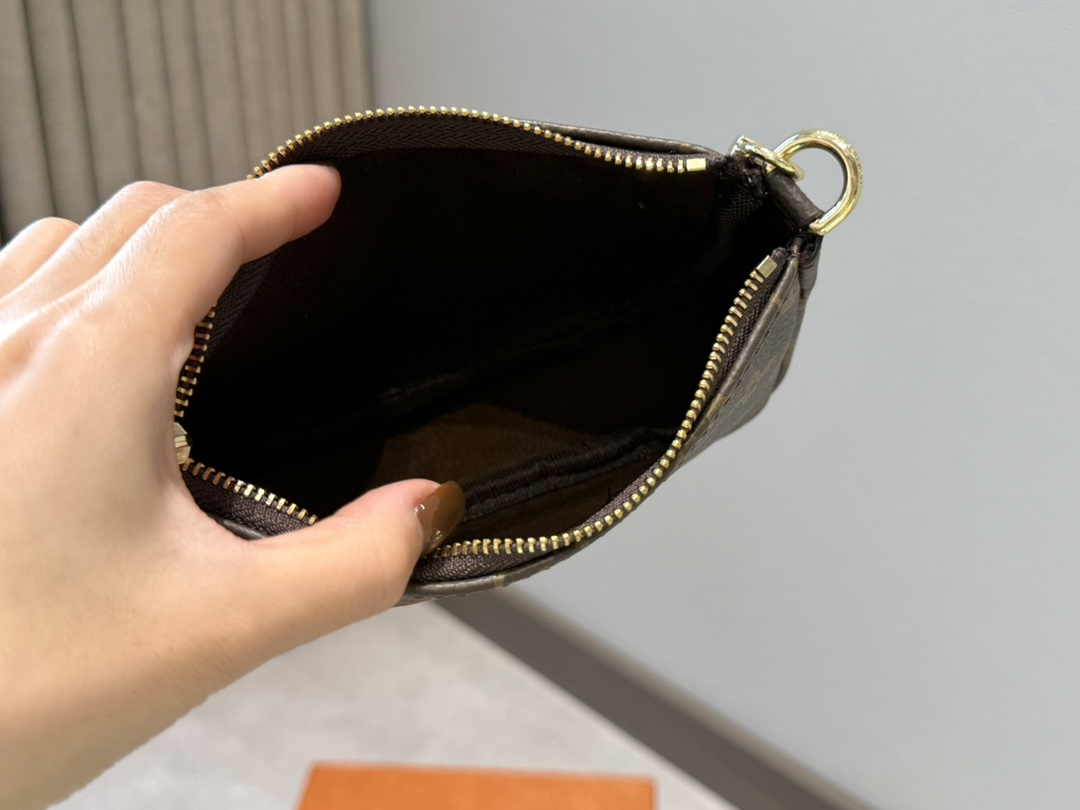 💰48包邮 宽肩带版 配盒

lv 麻将包迷你
MINI POCHETTE ACCESSORIES小手袋
尺寸: 15.5X10.5X4cm (长宽高)