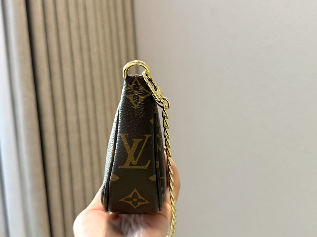 💰48包邮 宽肩带版 配盒

lv 麻将包迷你
MINI POCHETTE ACCESSORIES小手袋
尺寸: 15.5X10.5X4cm (长宽高)