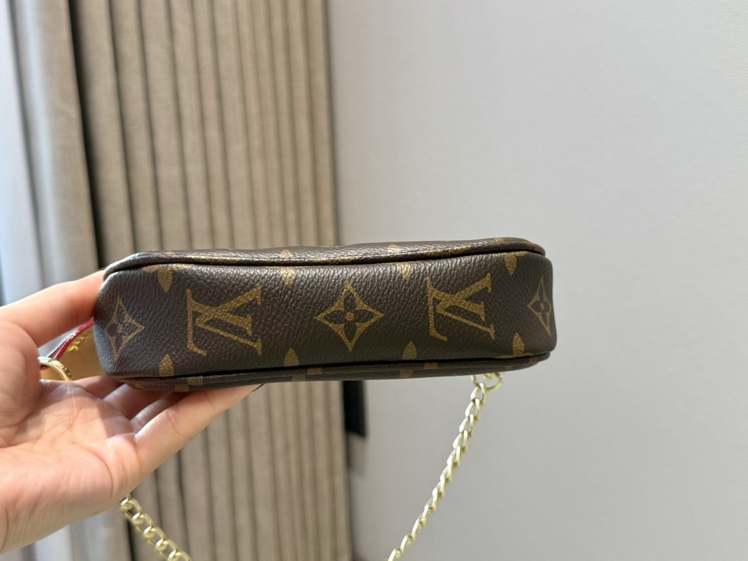 💰48包邮 宽肩带版 配盒

lv 麻将包迷你
MINI POCHETTE ACCESSORIES小手袋
尺寸: 15.5X10.5X4cm (长宽高)