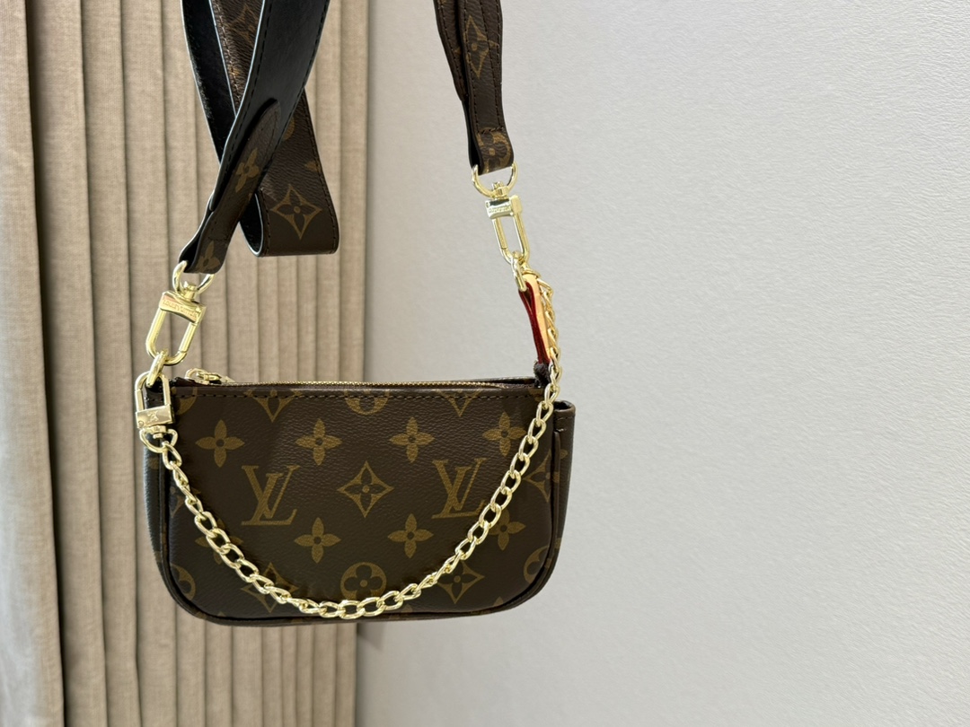 💰48包邮 宽肩带版 配盒

lv 麻将包迷你
MINI POCHETTE ACCESSORIES小手袋
尺寸: 15.5X10.5X4cm (长宽高)