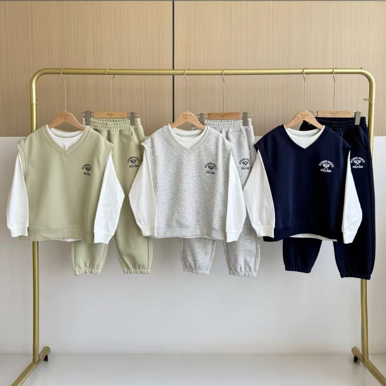 120-150@119.9 160-170@125 Camiseta de manga larga con pantalones deportivos de puño elástico. Un conjunto que combina e…
