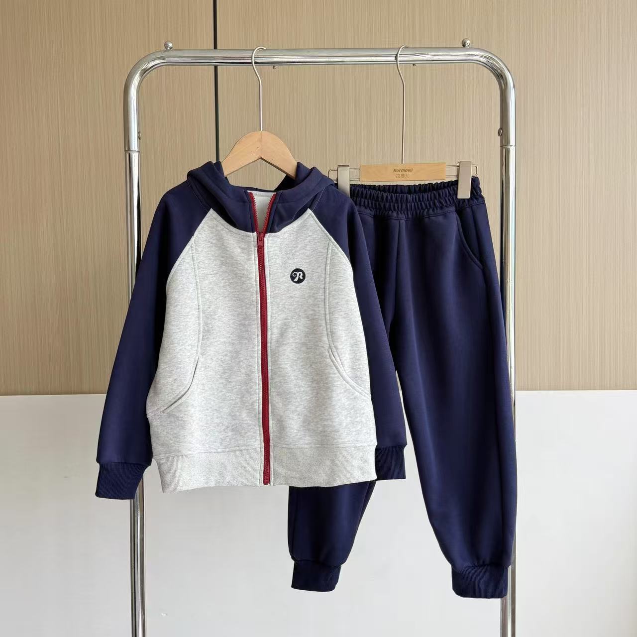 Precio: 120-150@121 160-170@126 Clásica chaqueta con capucha y mangas raglán, silueta holgada con espacio amplio, crema…