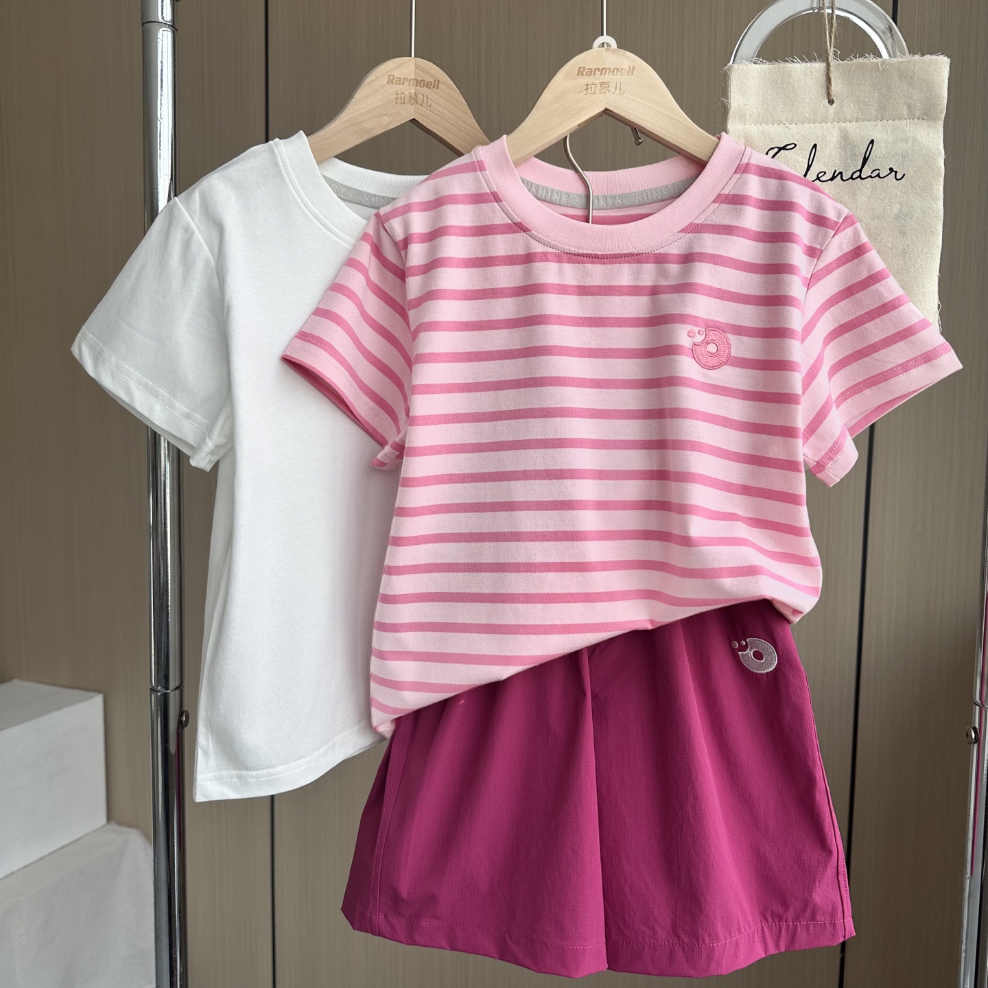 Precio: 120-150@115 160-170@118. Conjunto de tres piezas. La parte superior es doble: camiseta de rayas vibrante + cami…
