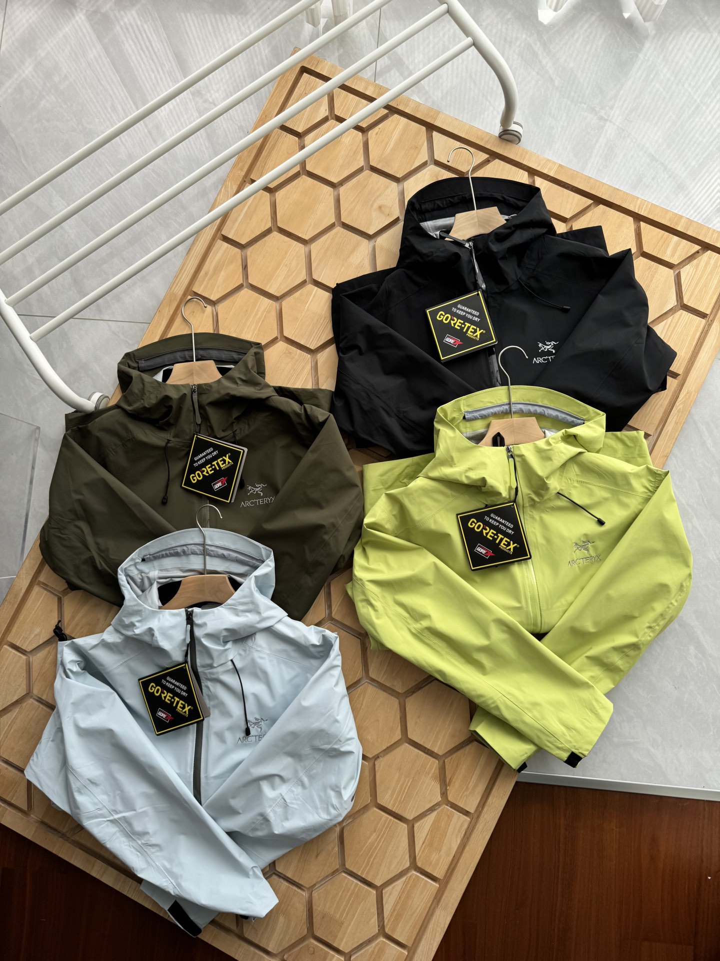 ARC’TERYX Scrambling Jacket: Ultimate Windproof & Waterproof Outdoor Gear - 图片 2