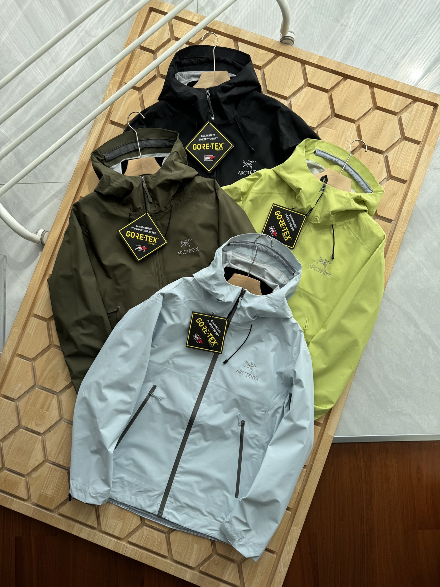 ARC’TERYX Scrambling Jacket: Ultimate Windproof & Waterproof Outdoor Gear - 图片 1