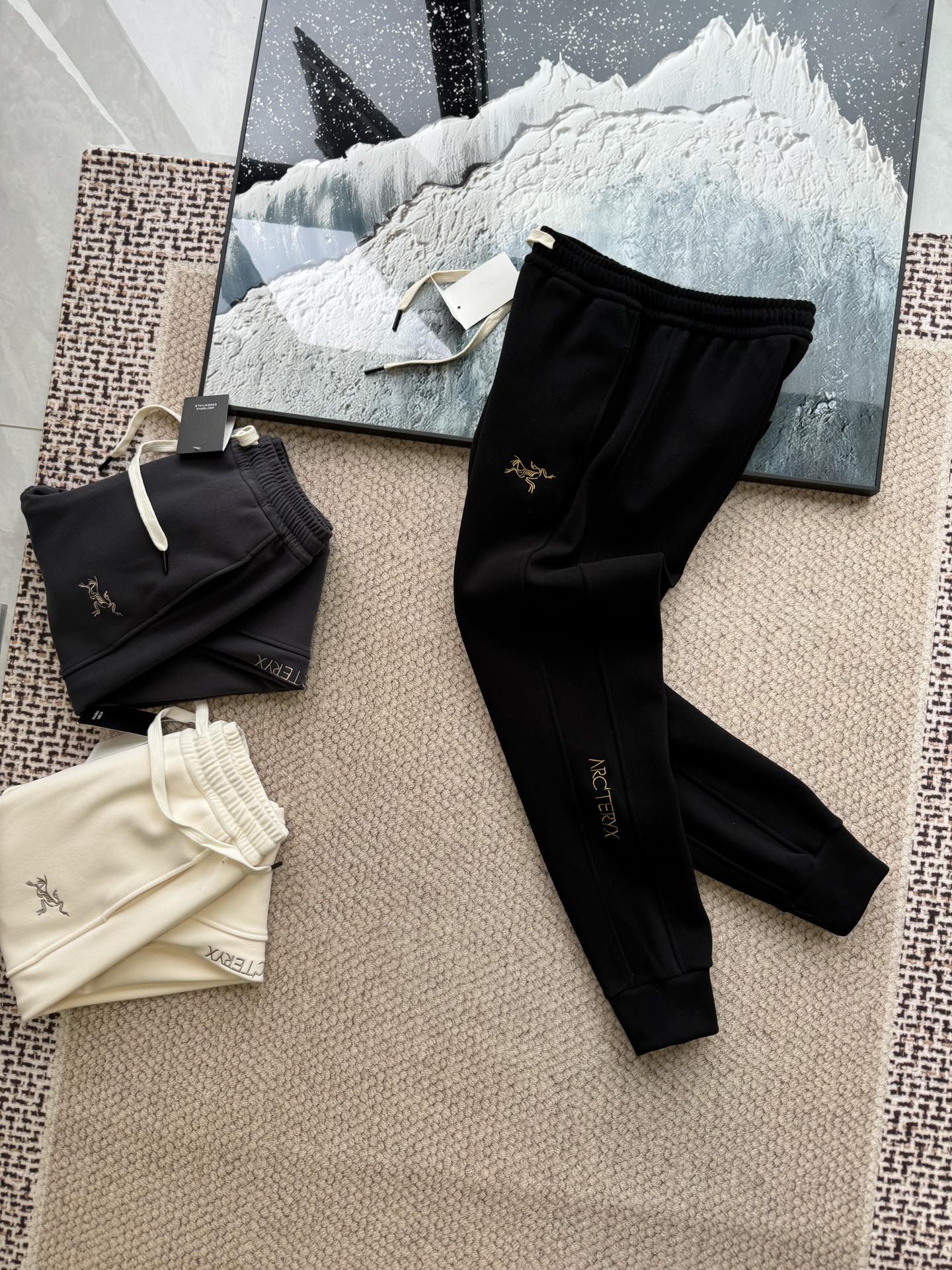 💰200
ARC'TERYX始祖鸟冬季防风加厚纳米一体绒保暖刺绣情侣卫裤
十级防风，情侣防风裤   出场即主角💯，鸟家防风裤雪地裤，科技防风，一穿就暖、保暖亲肤微弹，无束运动裤时尚百搭，尽显个性，锁温聚热科技，快速保暖
科技防风，守护每一寸肌肤采用防风面料，微孔结构有效阻挡外界冷风侵袭，同时保持空气微循环，让双腿在严冬中也能享受如春般的舒适。无论是户外探险还是城市穿梭，都能成为您坚实的屏障。
高效保暖，质地柔和、聚热保暖，贴身穿更舒适；即便是零下气温，也能让您感受从内而外的温暖拥抱，冬日里的温暖小秘密，尽在不言中。
无拘无束的运动体验人体工学剪裁，结合弹力面料，无论是深蹲、跳跃还是大步流星，都能轻松应对，自由无束缚。让每一次行动都流畅自如，尽享运动的乐趣与自由。
搭配无门槛，通勤、上班、商务、日常休闲、自由切换；在这个季节，让防风裤成为您抵御寒风、追求自由的必备良品。无论是任何场合，它都将是您最贴心的伴侣。立即拥有，开启温暖与自由的新篇章!
颜色  黑色    米白色    古朴灰
尺码   S   M    L     XL         
        
          裤长      臀围       腰围
S          96         99          66
M         98        102         70
L         100       106         74
XL       102       110         78