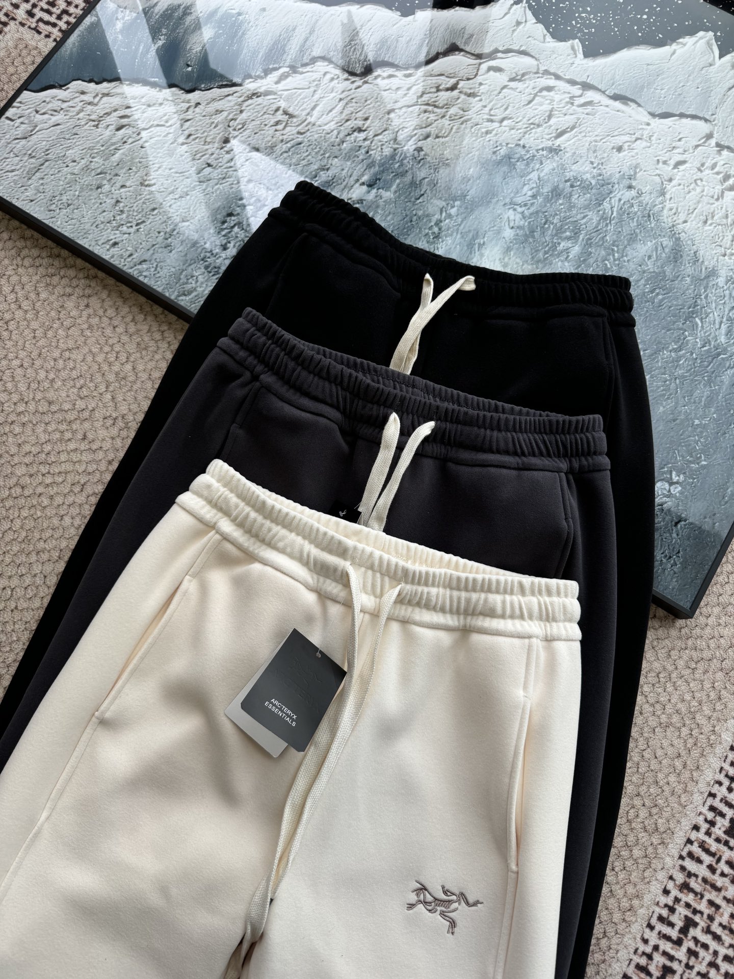 💰200
ARC'TERYX始祖鸟冬季防风加厚纳米一体绒保暖刺绣情侣卫裤
十级防风，情侣防风裤   出场即主角💯，鸟家防风裤雪地裤，科技防风，一穿就暖、保暖亲肤微弹，无束运动裤时尚百搭，尽显个性，锁温聚热科技，快速保暖
科技防风，守护每一寸肌肤采用防风面料，微孔结构有效阻挡外界冷风侵袭，同时保持空气微循环，让双腿在严冬中也能享受如春般的舒适。无论是户外探险还是城市穿梭，都能成为您坚实的屏障。
高效保暖，质地柔和、聚热保暖，贴身穿更舒适；即便是零下气温，也能让您感受从内而外的温暖拥抱，冬日里的温暖小秘密，尽在不言中。
无拘无束的运动体验人体工学剪裁，结合弹力面料，无论是深蹲、跳跃还是大步流星，都能轻松应对，自由无束缚。让每一次行动都流畅自如，尽享运动的乐趣与自由。
搭配无门槛，通勤、上班、商务、日常休闲、自由切换；在这个季节，让防风裤成为您抵御寒风、追求自由的必备良品。无论是任何场合，它都将是您最贴心的伴侣。立即拥有，开启温暖与自由的新篇章!
颜色  黑色    米白色    古朴灰
尺码   S   M    L     XL         
        
          裤长      臀围       腰围
S          96         99          66
M         98        102         70
L         100       106         74
XL       102       110         78