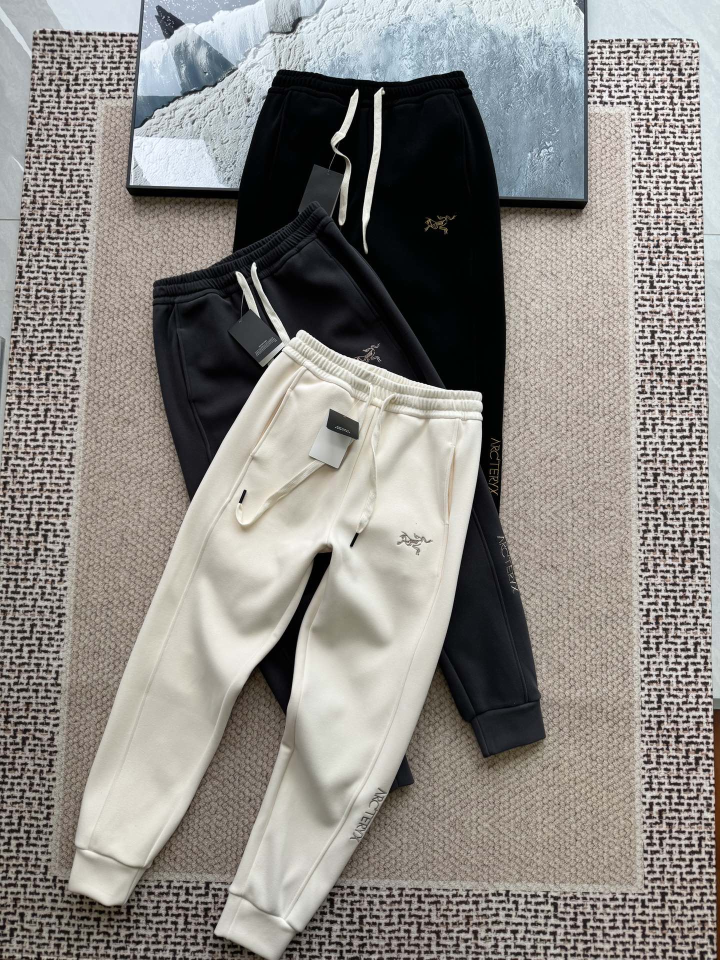 💰200
ARC'TERYX始祖鸟冬季防风加厚纳米一体绒保暖刺绣情侣卫裤
十级防风，情侣防风裤   出场即主角💯，鸟家防风裤雪地裤，科技防风，一穿就暖、保暖亲肤微弹，无束运动裤时尚百搭，尽显个性，锁温聚热科技，快速保暖
科技防风，守护每一寸肌肤采用防风面料，微孔结构有效阻挡外界冷风侵袭，同时保持空气微循环，让双腿在严冬中也能享受如春般的舒适。无论是户外探险还是城市穿梭，都能成为您坚实的屏障。
高效保暖，质地柔和、聚热保暖，贴身穿更舒适；即便是零下气温，也能让您感受从内而外的温暖拥抱，冬日里的温暖小秘密，尽在不言中。
无拘无束的运动体验人体工学剪裁，结合弹力面料，无论是深蹲、跳跃还是大步流星，都能轻松应对，自由无束缚。让每一次行动都流畅自如，尽享运动的乐趣与自由。
搭配无门槛，通勤、上班、商务、日常休闲、自由切换；在这个季节，让防风裤成为您抵御寒风、追求自由的必备良品。无论是任何场合，它都将是您最贴心的伴侣。立即拥有，开启温暖与自由的新篇章!
颜色  黑色    米白色    古朴灰
尺码   S   M    L     XL         
        
          裤长      臀围       腰围
S          96         99          66
M         98        102         70
L         100       106         74
XL       102       110         78